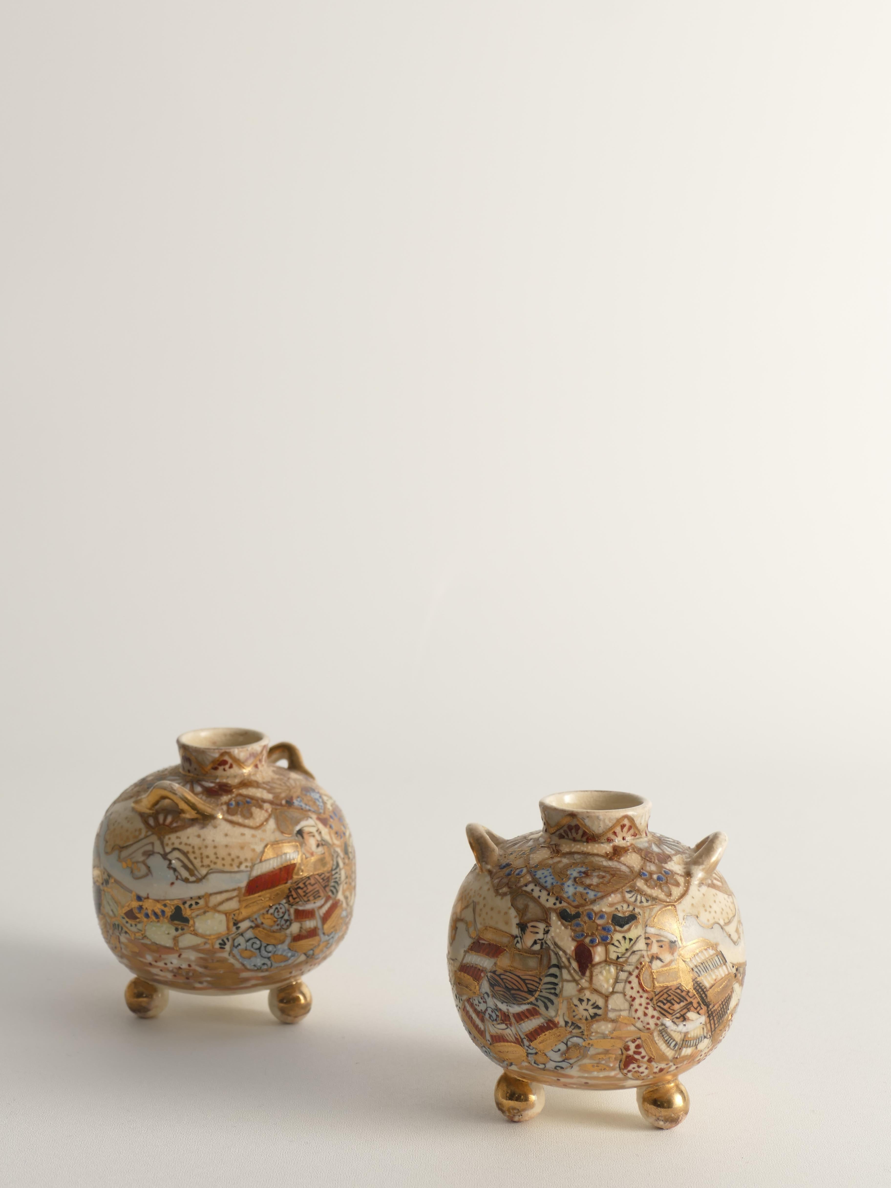 Smaltato Vasi in terracotta Satsuma, dipinti a mano in policromia, Giappone, set di 2 in vendita