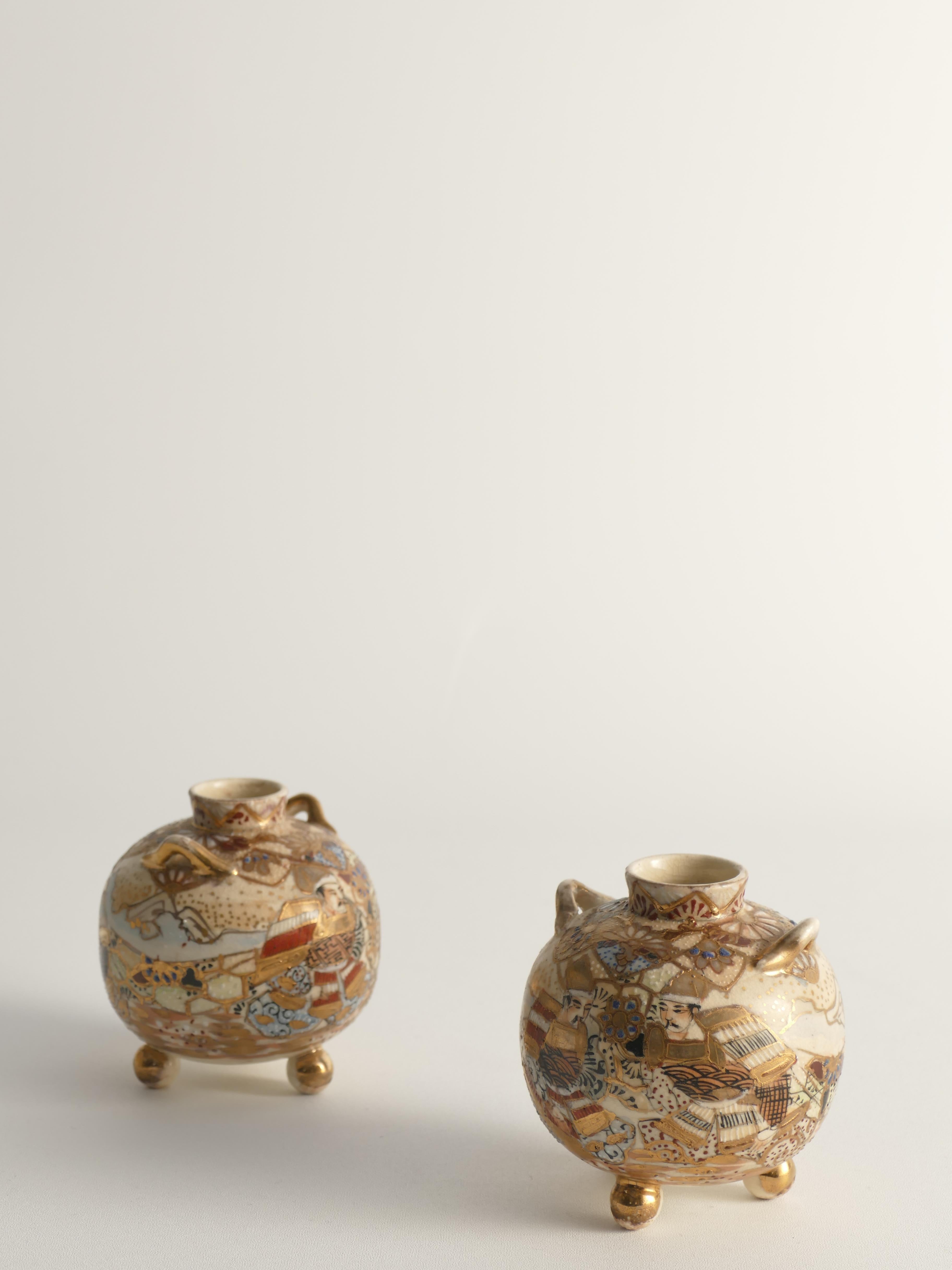 XIX secolo Vasi in terracotta Satsuma, dipinti a mano in policromia, Giappone, set di 2 in vendita