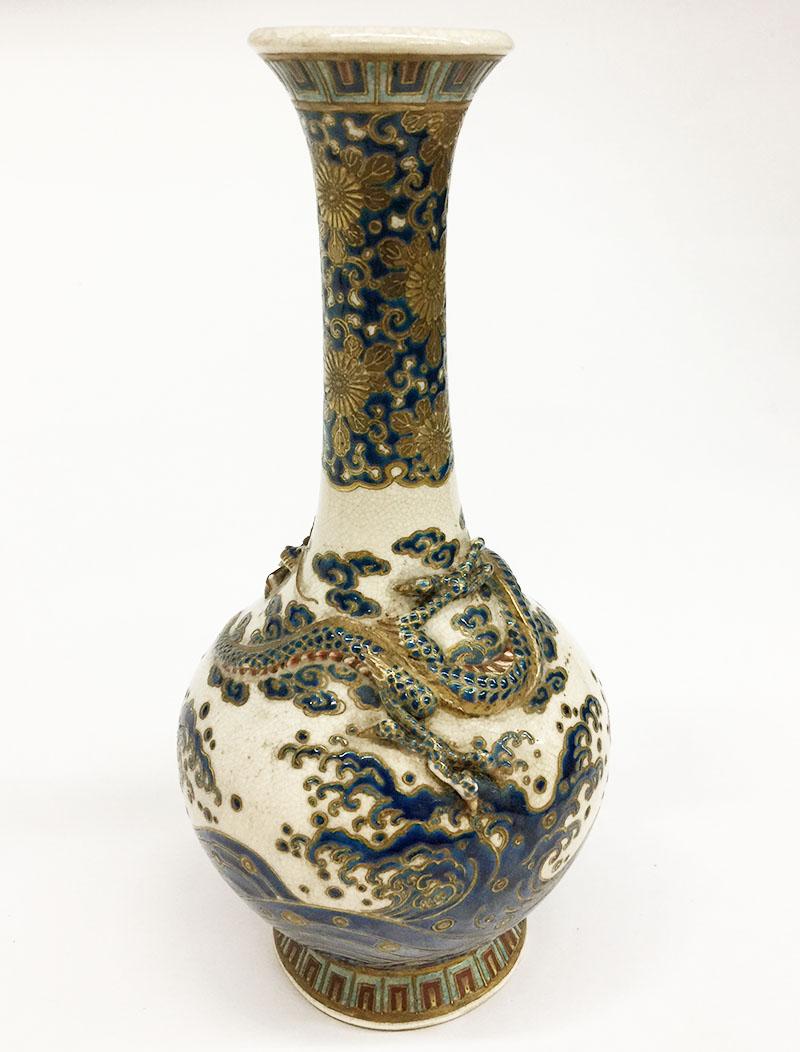 Vase Gosu bleu de la période Edo de Satsuma avec la signature de Shimazu Mon

Un dragon d'eau en haut-relief entoure le vase
Le bleu Gosu est un émail sur Satsuma 