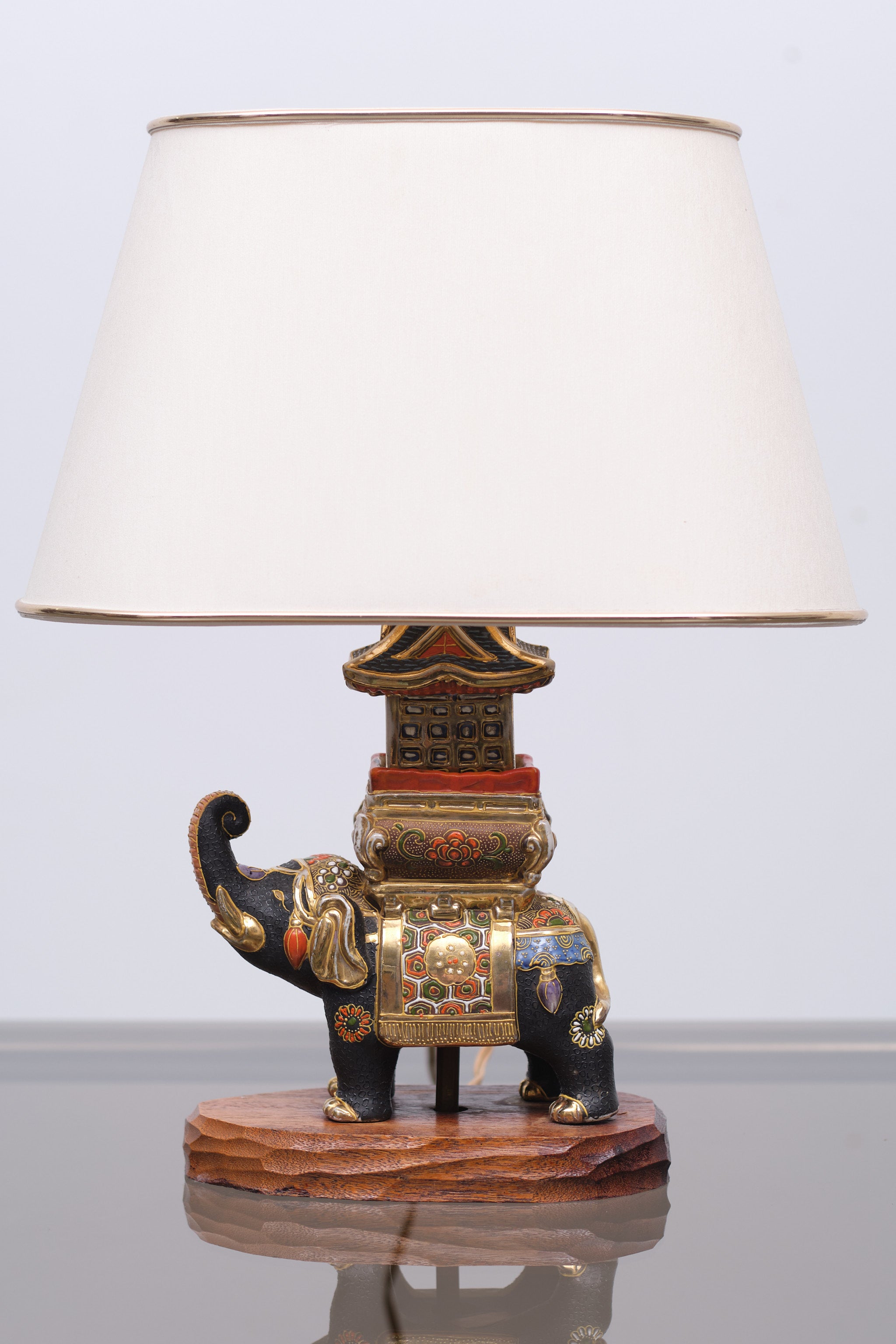 Very nice Satsuma table lamp. Hand painted in the 1930s Japan.
love the black with gold elephant. Comes with a Creme color shade, with
Gold trim. One E27 bulb. Good condition.
 