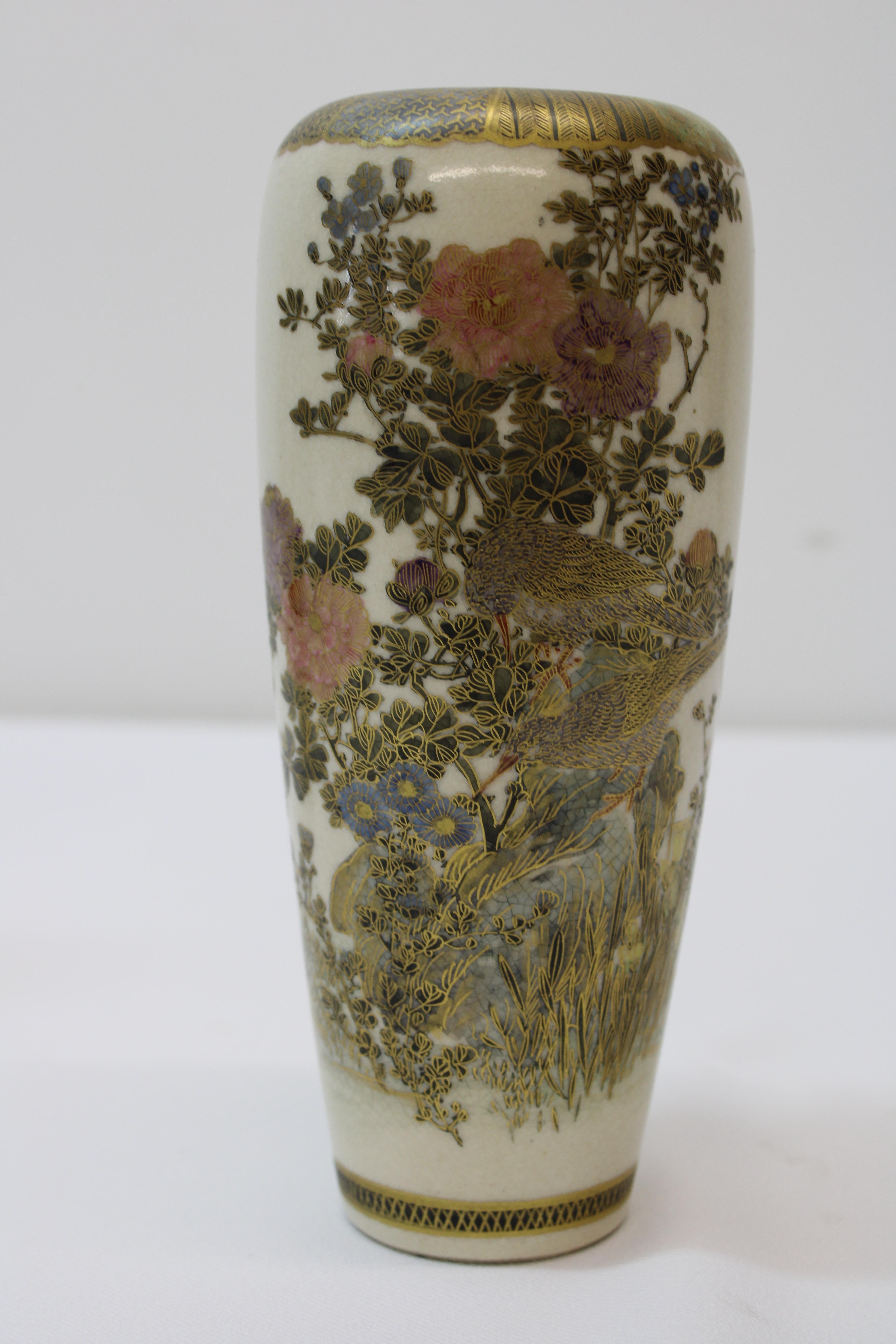 C. magnifiques vases satsuma du 19ème siècle.
Peint à la main, doré avec des fleurs et des oiseaux (signé).