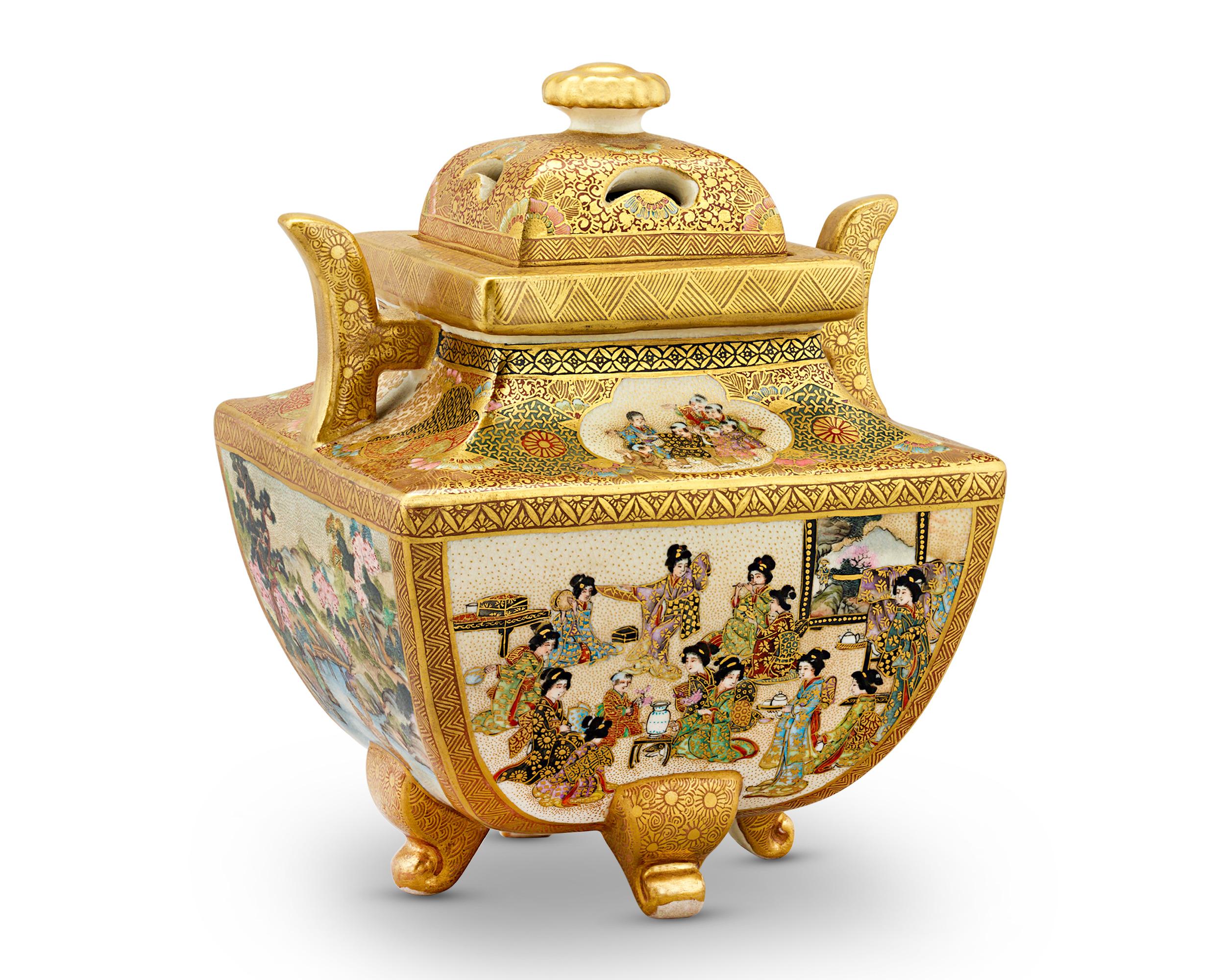 Ce brûleur d'encens japonais Satsuma est une œuvre d'art décorative de la période Meiji, qui se distingue par son artisanat exquis et ses détails complexes. Fabriqué en faïence fine, ce brûleur présente une glaçure crémeuse, blanc cassé, ornée de