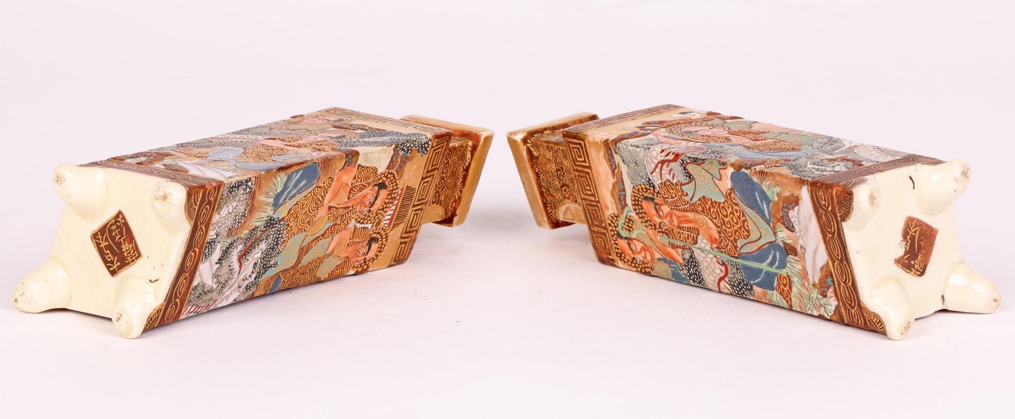 Paire de vases en poterie japonaise Meiji en forme de diamant de Satsuma en vente 6