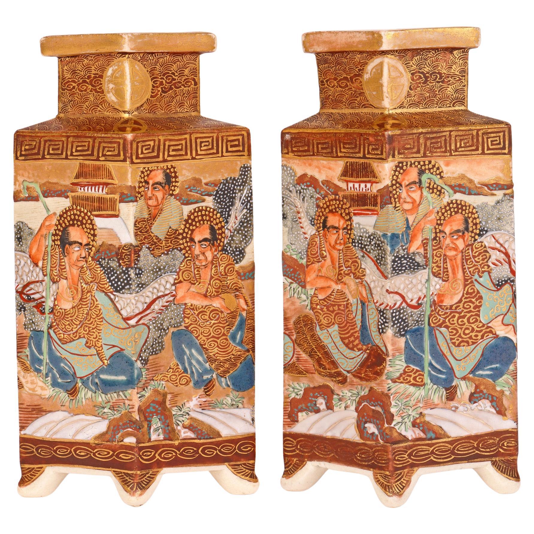 Paire de vases en poterie japonaise Meiji en forme de diamant de Satsuma en vente