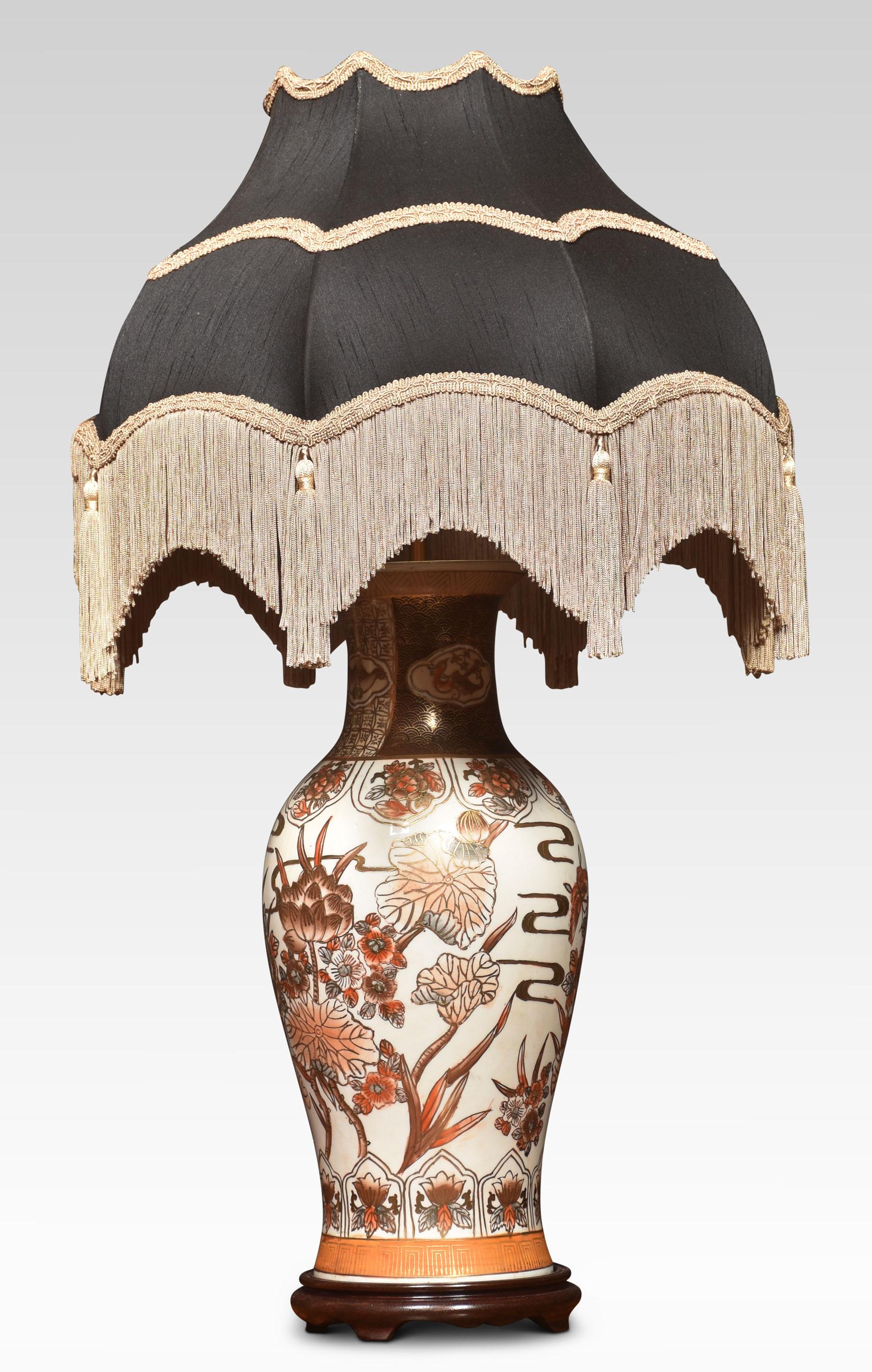 Lampe-vase japonaise en porcelaine de Satsuma de forme balustre reposant sur une base en bois. L'abat-jour n'est pas inclus.
Dimensions
Hauteur 23 pouces
Largeur 8,5 pouces
Profondeur 8,5 pouces.