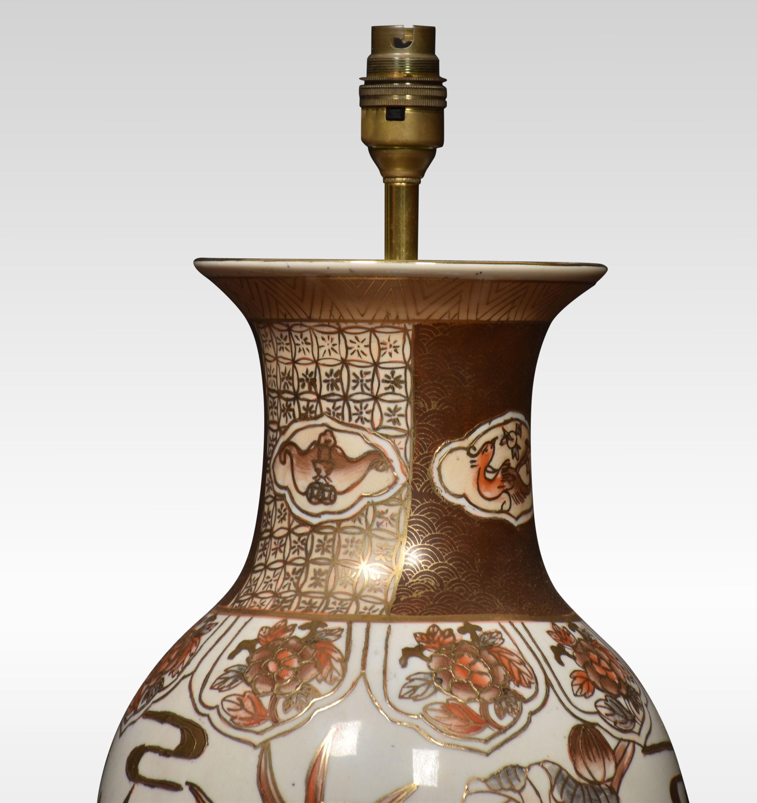 20ième siècle Lampe vase en porcelaine de Satsuma en vente