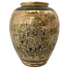 Vase en poterie de Satsuma, Festival Gathering, signé Zenkozan, période Meiji