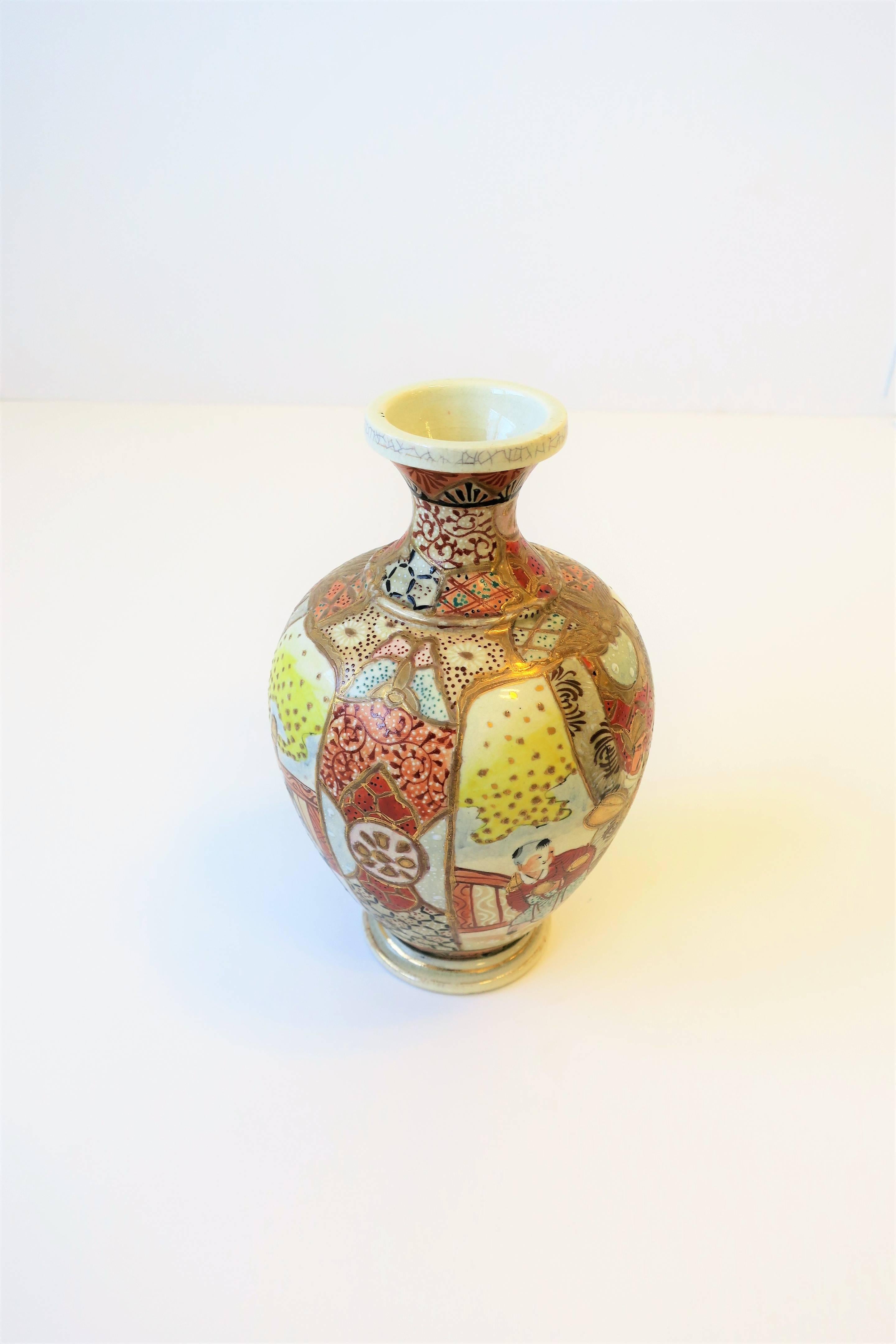 Japanische Satsuma-Vase, frühes 20. Jahrhundert (Mitte des 20. Jahrhunderts) im Angebot