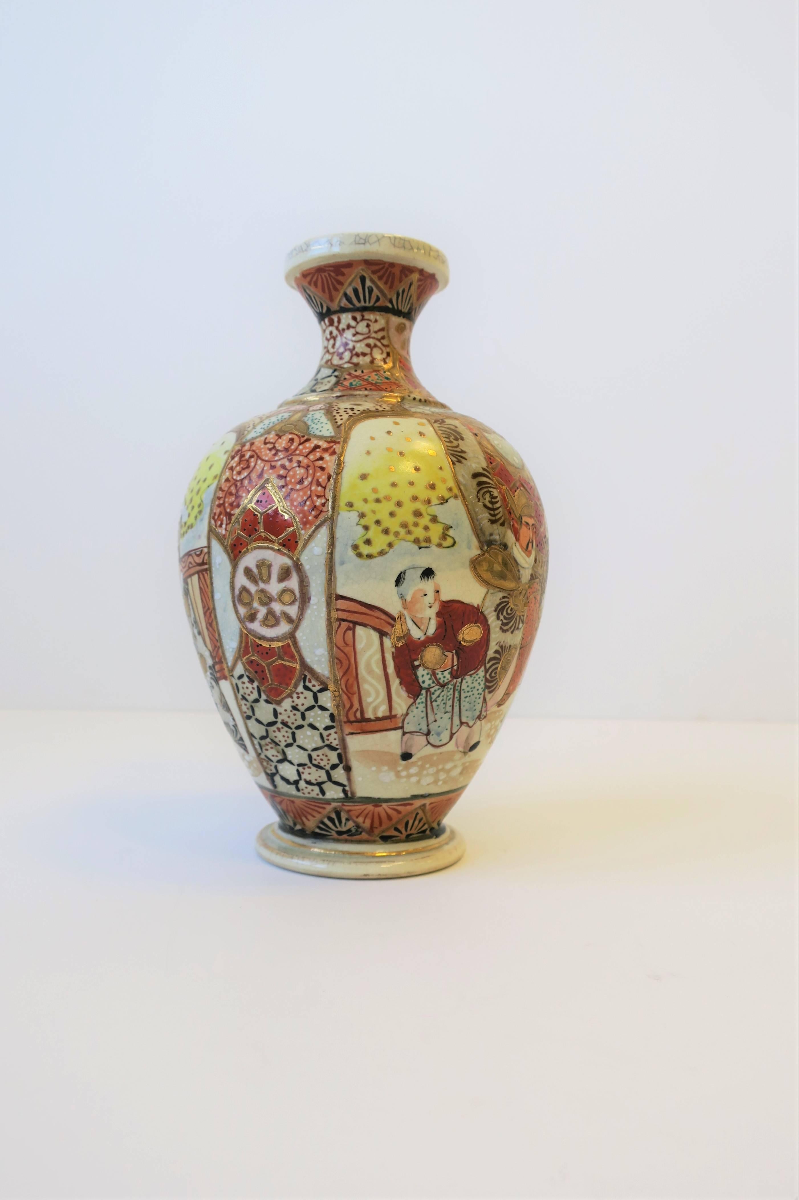 Japanische Satsuma-Vase, frühes 20. Jahrhundert im Angebot 2