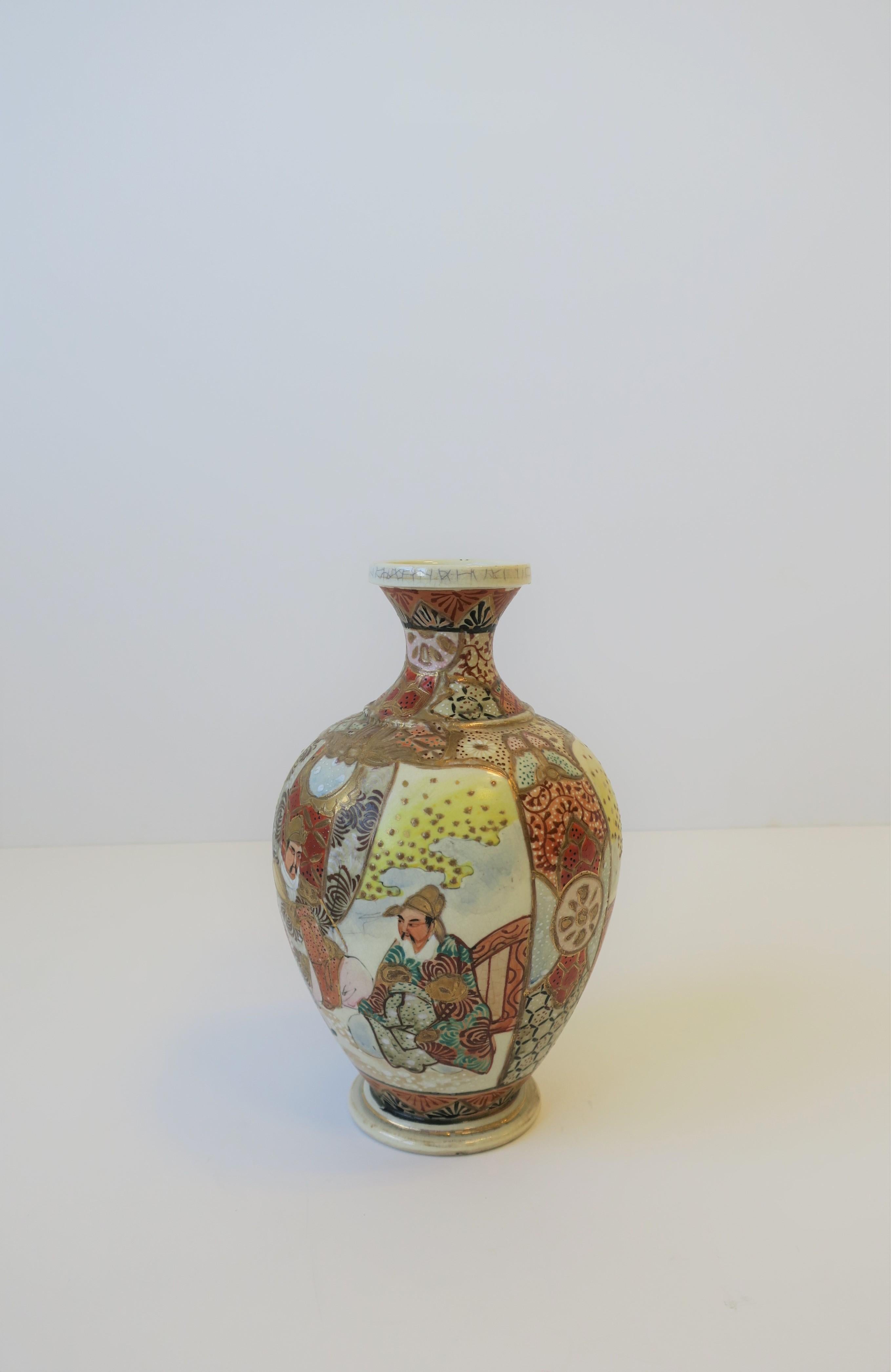 Japanische Satsuma-Vase, frühes 20. Jahrhundert im Angebot 1