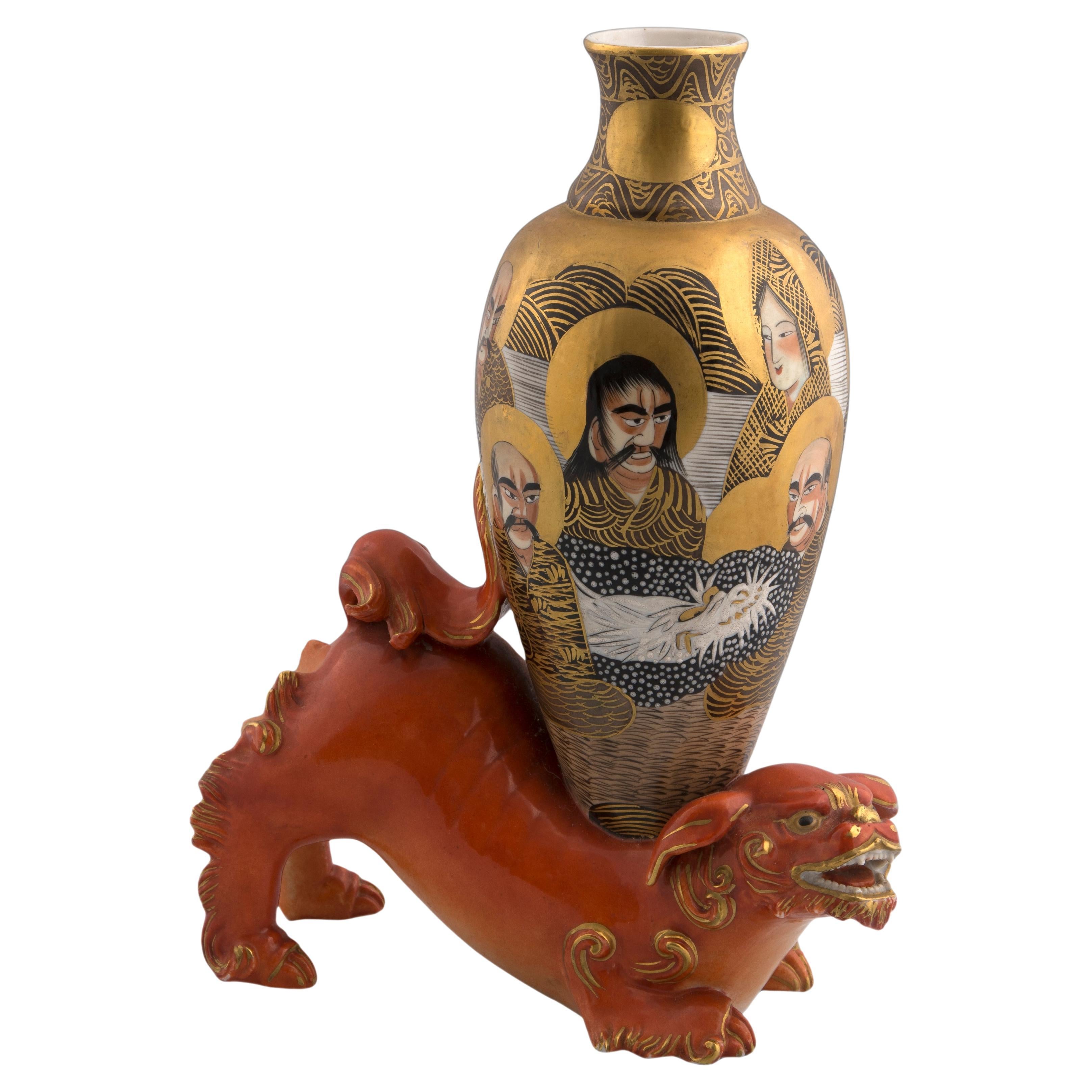 Vaso di Satsuma con base. Porcellana. Giappone, epoca Meiji (1868-1912). in vendita