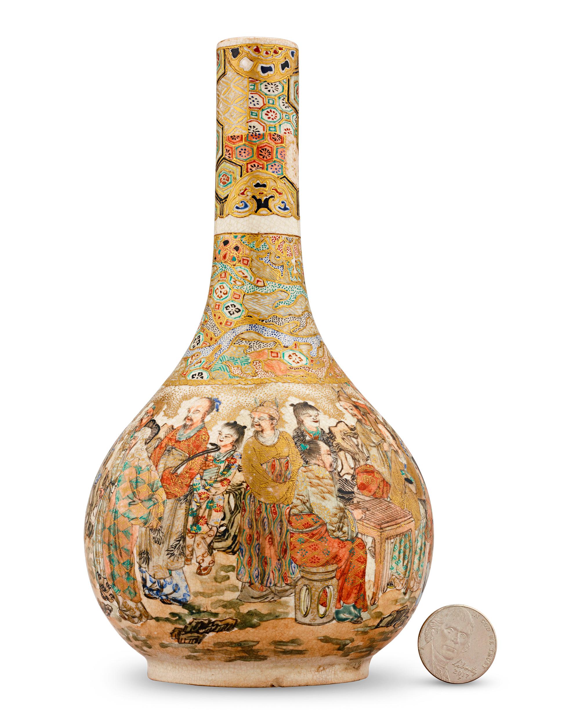 Questo vaso giapponese di Satsuma è intricatamente decorato con motivi geometrici e vivaci scene di attività ricreative, tra cui la calligrafia e una partita di Go. Il vaso presenta uno sfondo color crema ideale con dorature dorate e le figure sono