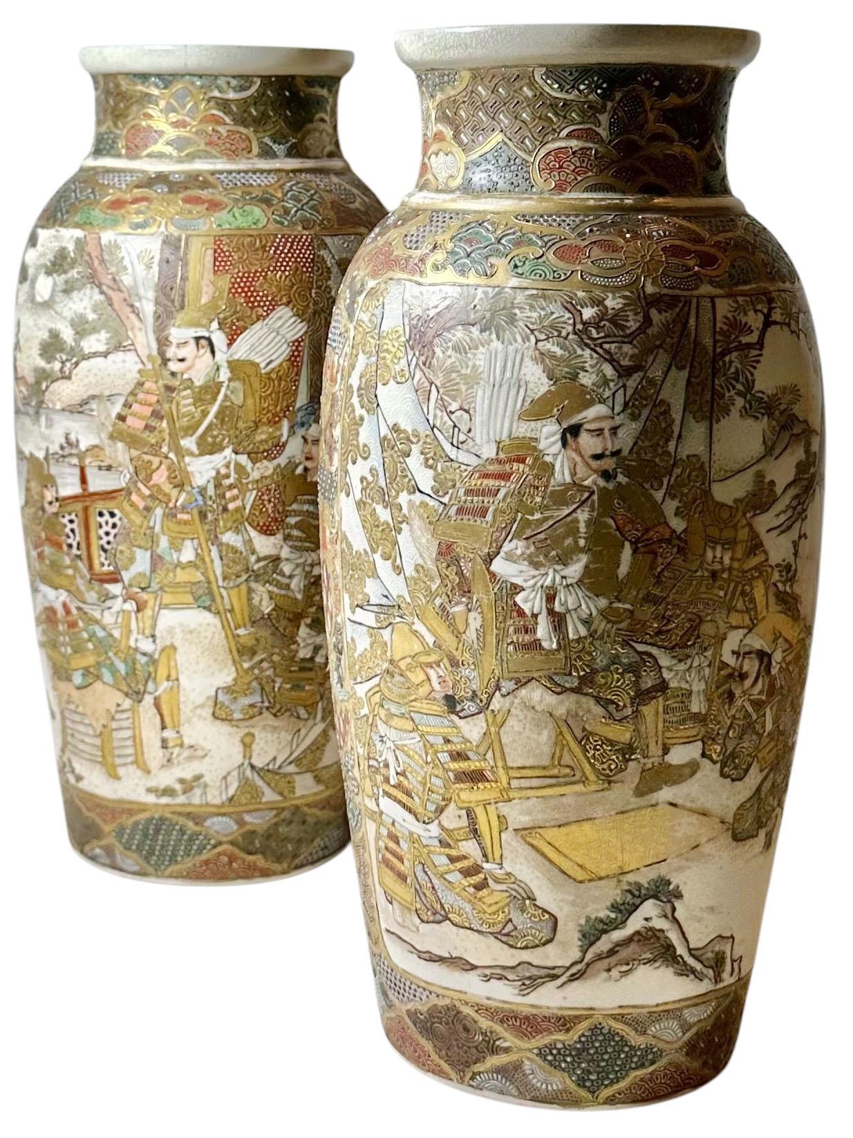 Coppia di vasi di Satsuma molto decorati. Uno è in perfette condizioni, l'altro ha una crepa che il prezzo riflette. Circa 1890, Giappone.
