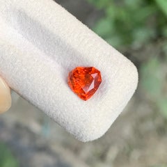 Satter Fanta-Orangefarbener Spessartin-Granat in Herzform als Schmuckstein, 7 mm