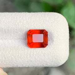 Pietra preziosa in granato hessonite con taglio a smeraldo, di colore arancione intenso e vivace, per gioielli