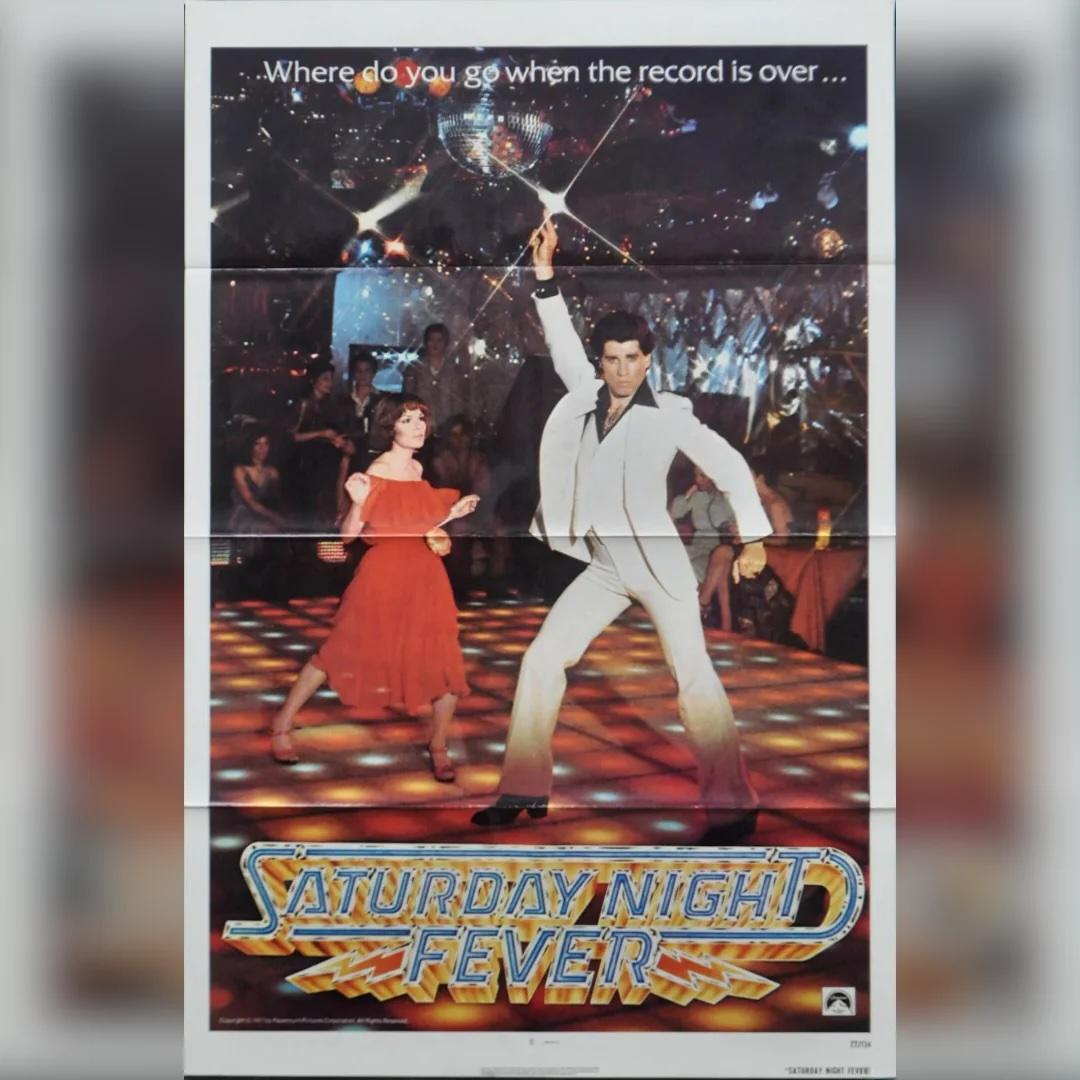 Saturday Night Fever (1977)
Original US One Sheet (27 X 41 Zoll)

Dies ist ein Original-Filmplakat, das vom Studio produziert und verteilt wurde, um in den Kinos für den Film zu werben, als er zum ersten Mal in den USA veröffentlicht wurde. Es