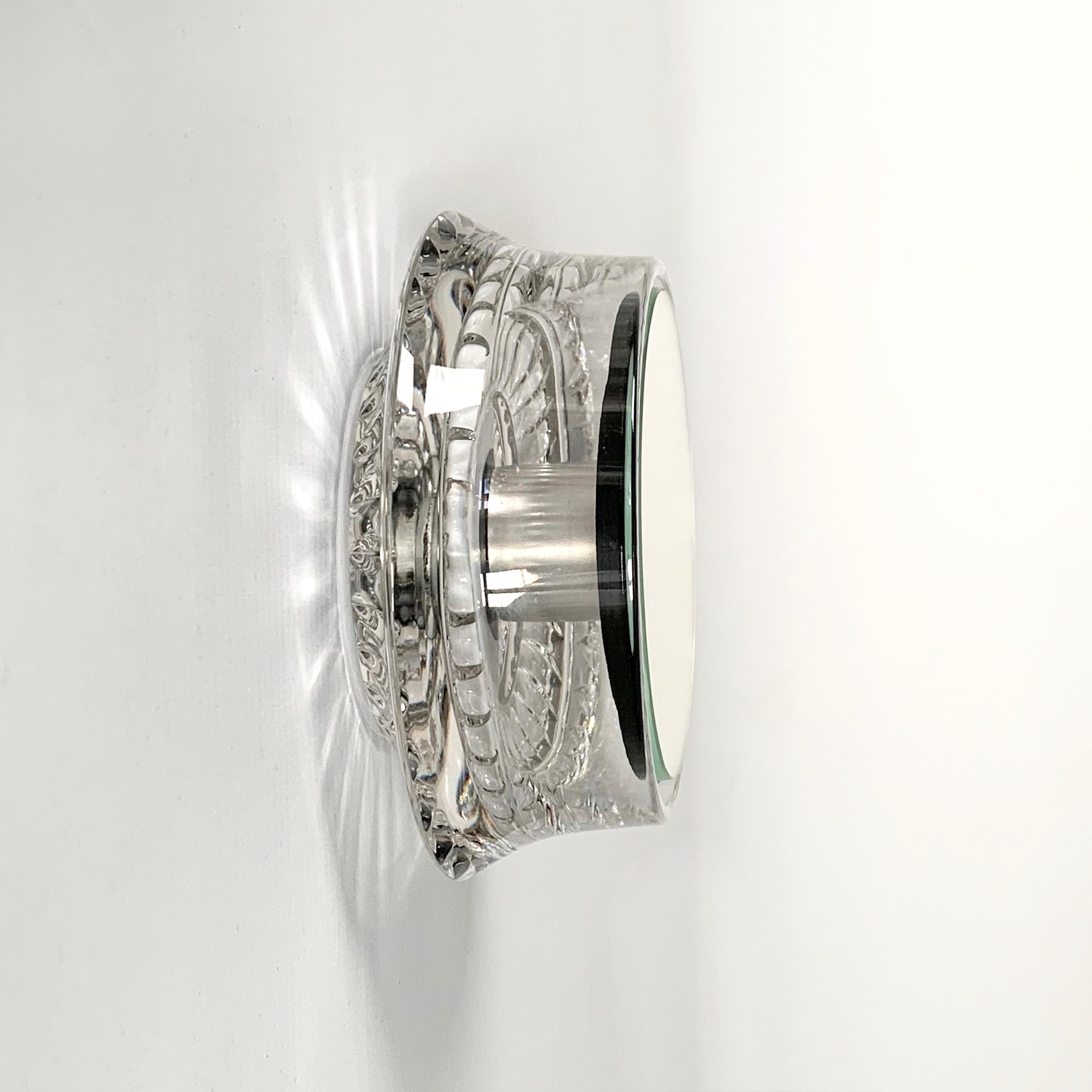 Miroirs muraux - By, fabriqués à partir de bols en verre vintage :
Bols et miroirs en verre flottant - construction invisible
Le bol en verre vintage se fixe facilement et solidement au mur. Un trou a été percé dans le bol en verre et un manchon