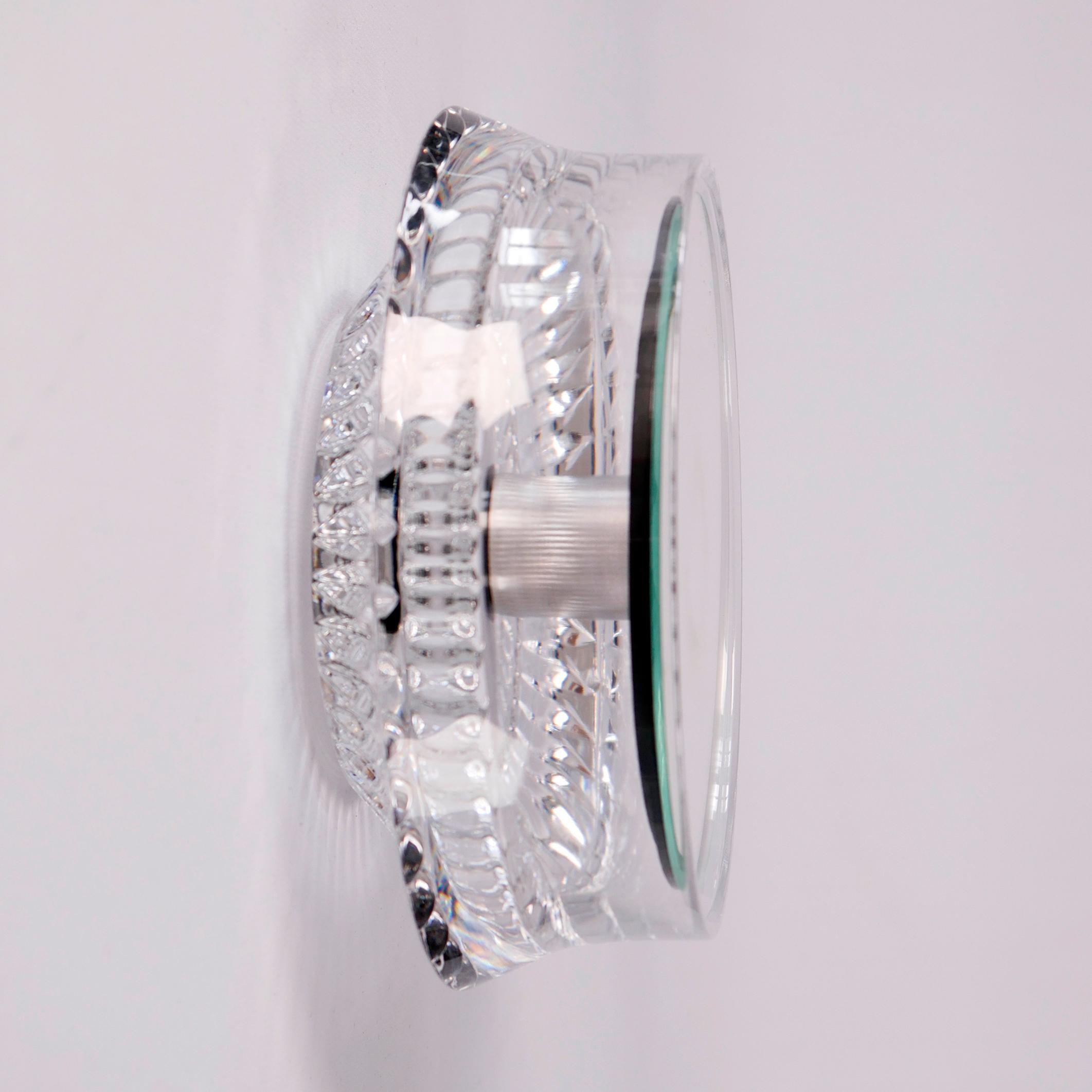 Wall mirrors - Saturn, made of vintage glass bowls:
Floating glass bowls and mirrors - invisible construction
The vintage glass bowl is easily and securely attached to the wall. A hole was drilled in the glass bowl and a metal sleeve was inserted.
