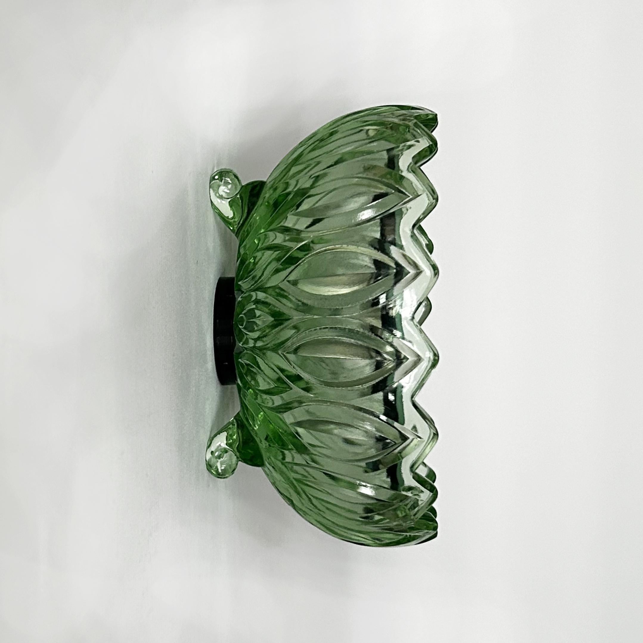Vintage Wall mirrors - Saturn, made of vintage glass bowls:
Floating glass bowls and mirrors - invisible construction
The vintage glass bowl is easily and securely attached to the wall. A hole was drilled in the glass bowl and a metal sleeve was
