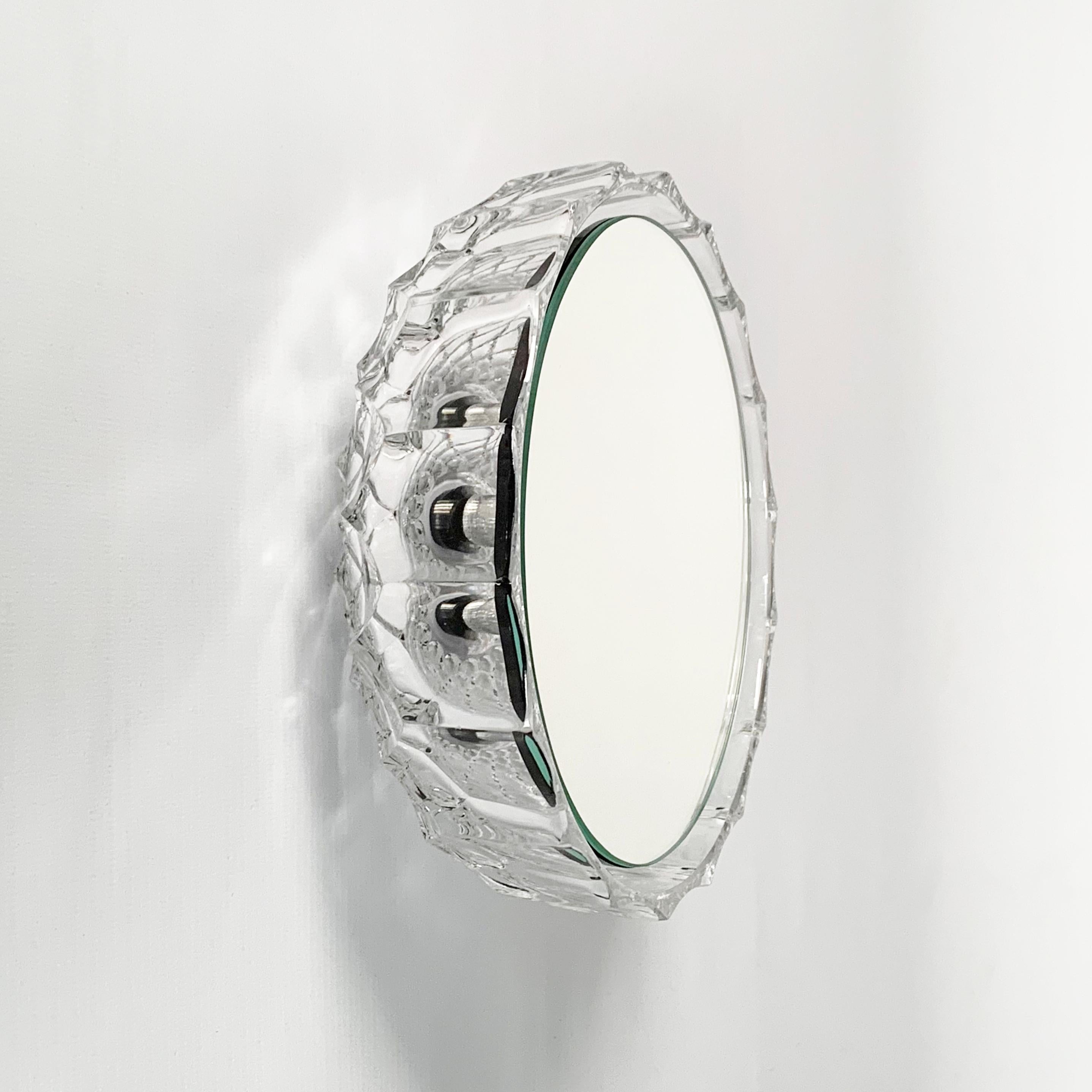 Wall mirrors - Saturn, made of vintage glass bowls:
Floating glass bowls and mirrors - invisible construction
The vintage glass bowl is easily and securely attached to the wall. A hole was drilled in the glass bowl and a metal sleeve was inserted.