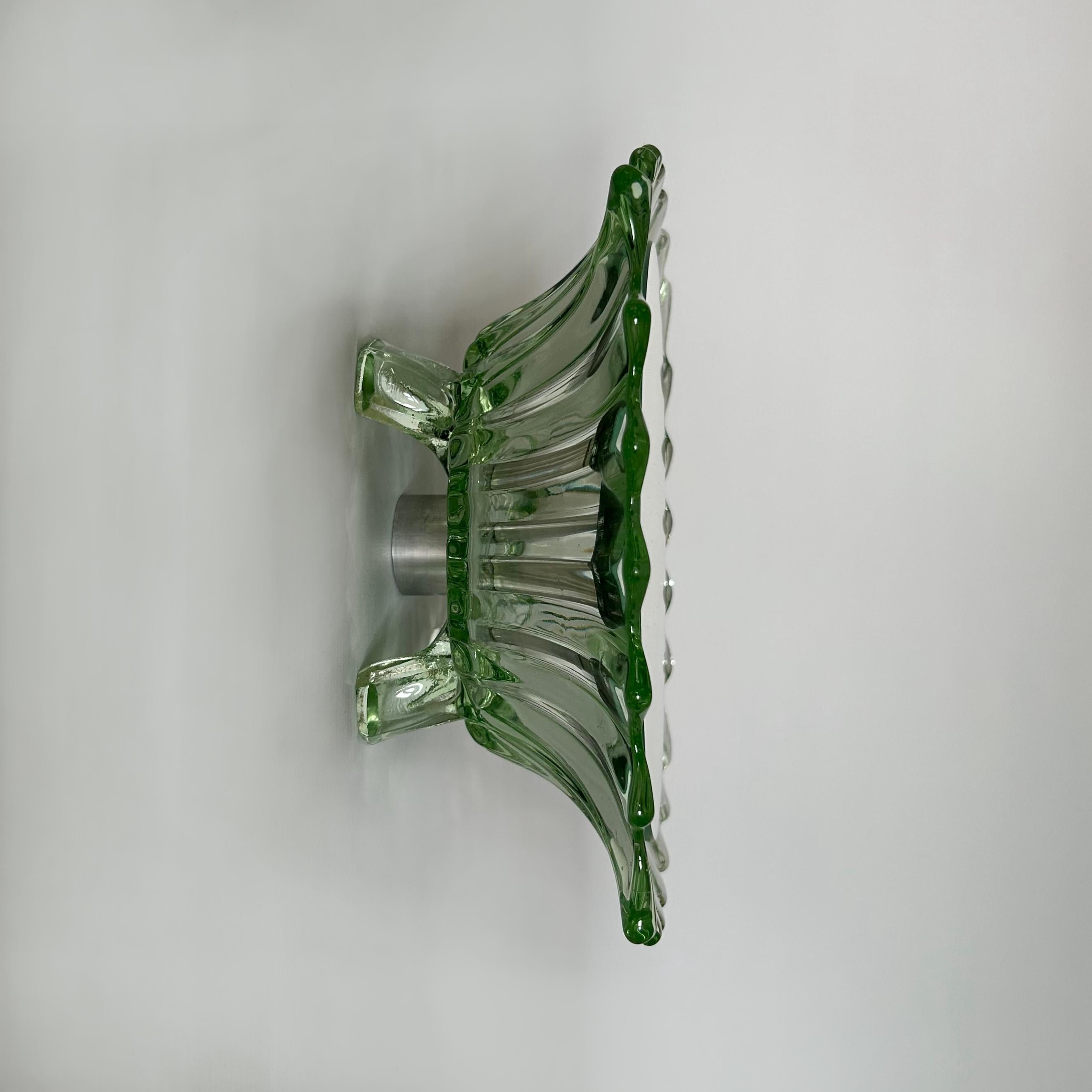 Wandspiegel - Saturn, hergestellt aus Vintage-Glasschalen:
Schwebende Glasschalen und Spiegel - unsichtbare Konstruktion
Die Vintage-Glasschale lässt sich einfach und sicher an der Wand befestigen. In die Glasschale wurde ein Loch gebohrt und eine