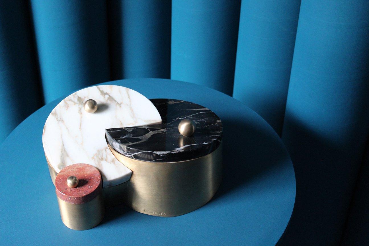 Portugais Boîte Saturne et Pluto, marbre et laiton, par Bohinc Studio en vente