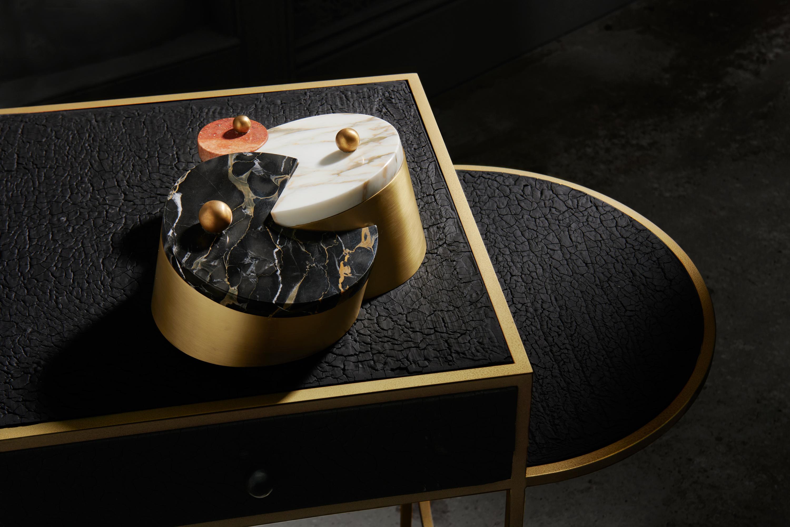 Moderne Boîte Saturne et Pluto, marbre et laiton, par Bohinc Studio en vente