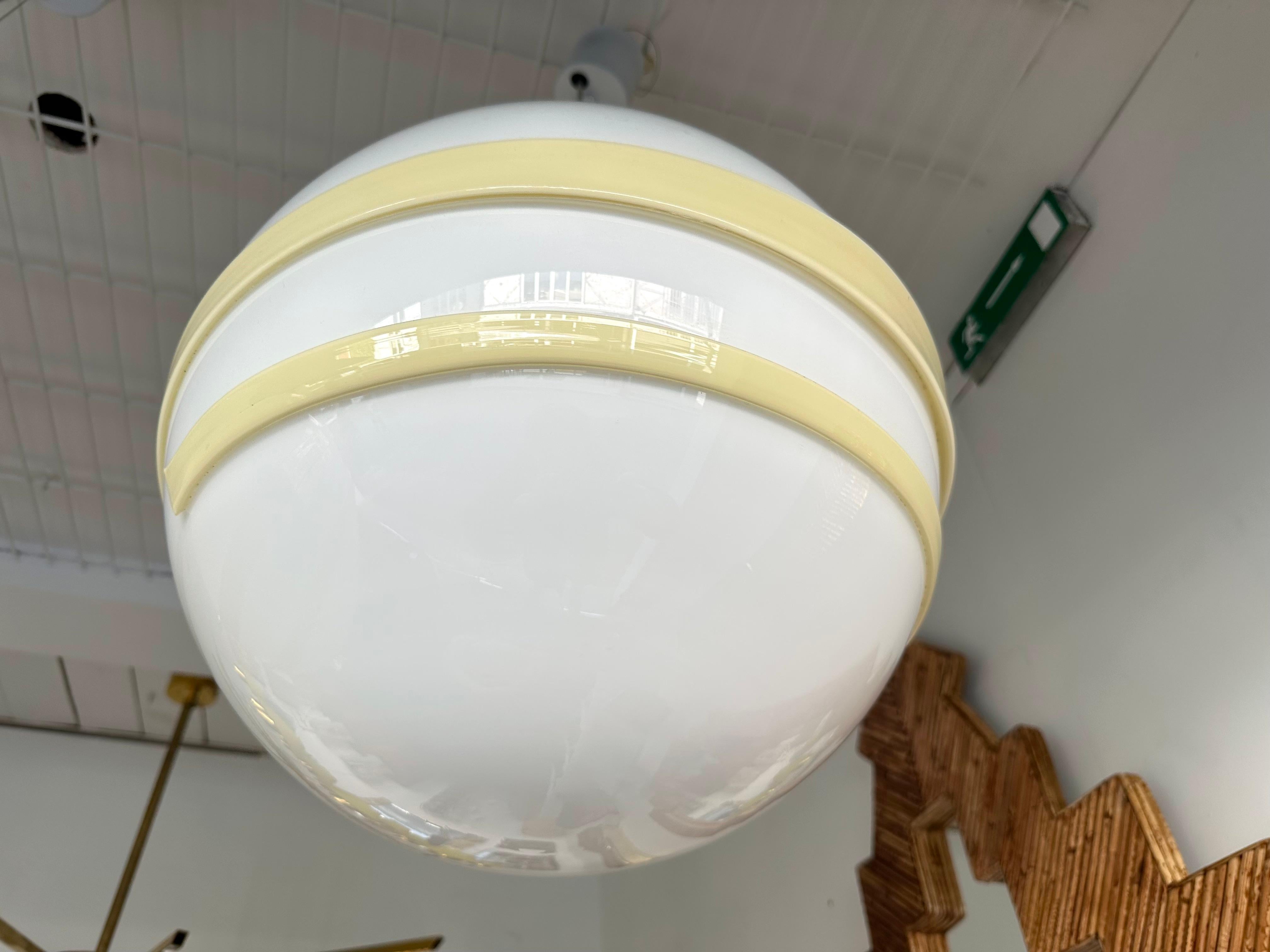 Mid-Century Modern Space Age saturn ball UFO Decke Pendelleuchte Kronleuchter weiß opaline und creme beige Streifen Dekor Murano Glas von der italienischen Designer-Editor Herstellung Murano Due. Berühmte Hersteller wie Venini, Veronese, La murrina,