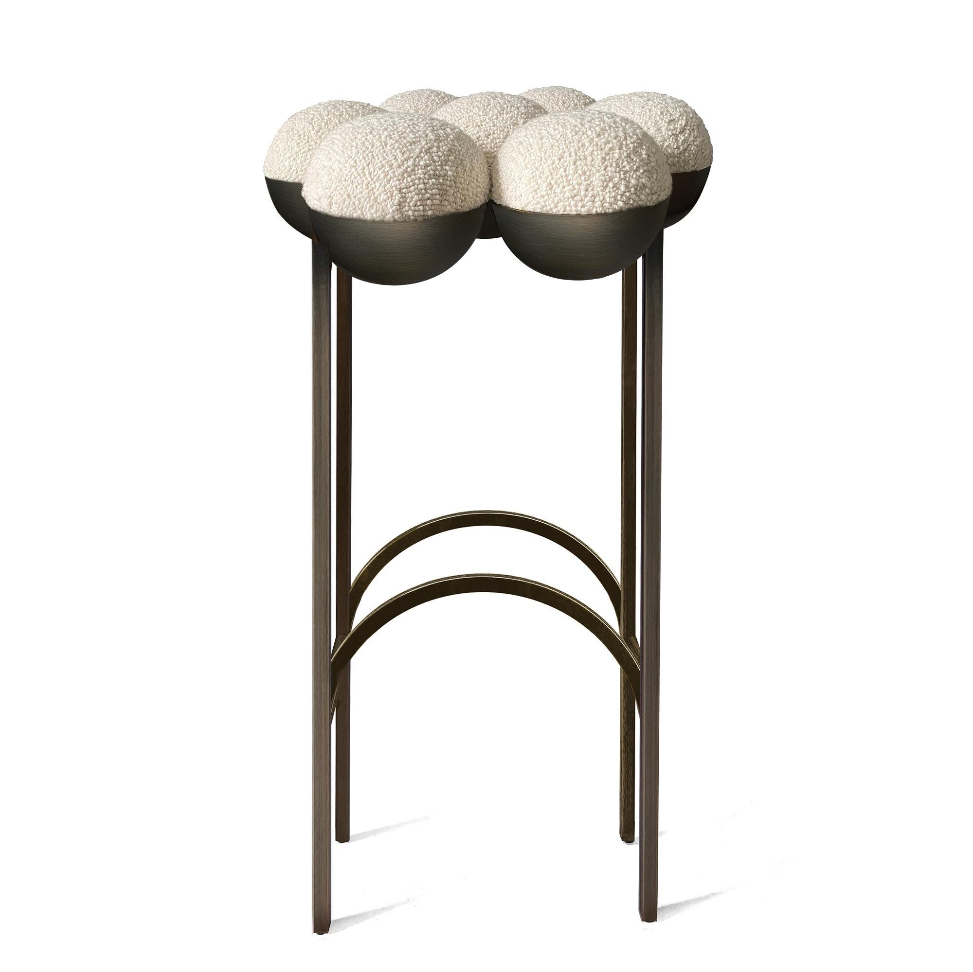 Le tabouret de bar Saturn, tout aussi singulier, utilise la même construction d'assise en bilboquet froncé, pour créer une forme plus simplifiée mais toujours incroyablement distinctive. L'assise somptueusement ondulée séduit instantanément par son