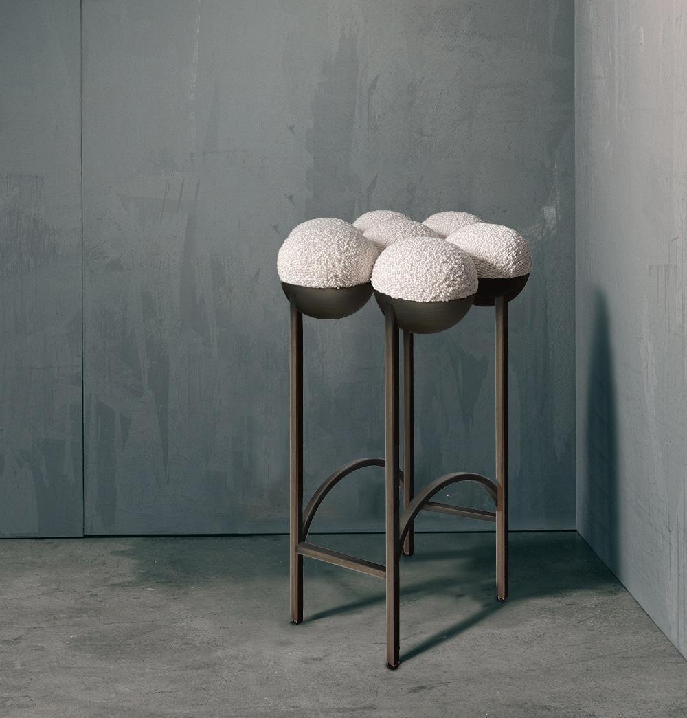 Oggetti in metallo Sgabello Saturn, moderno, scultoreo, struttura in bronzo e boucle color crema in vendita