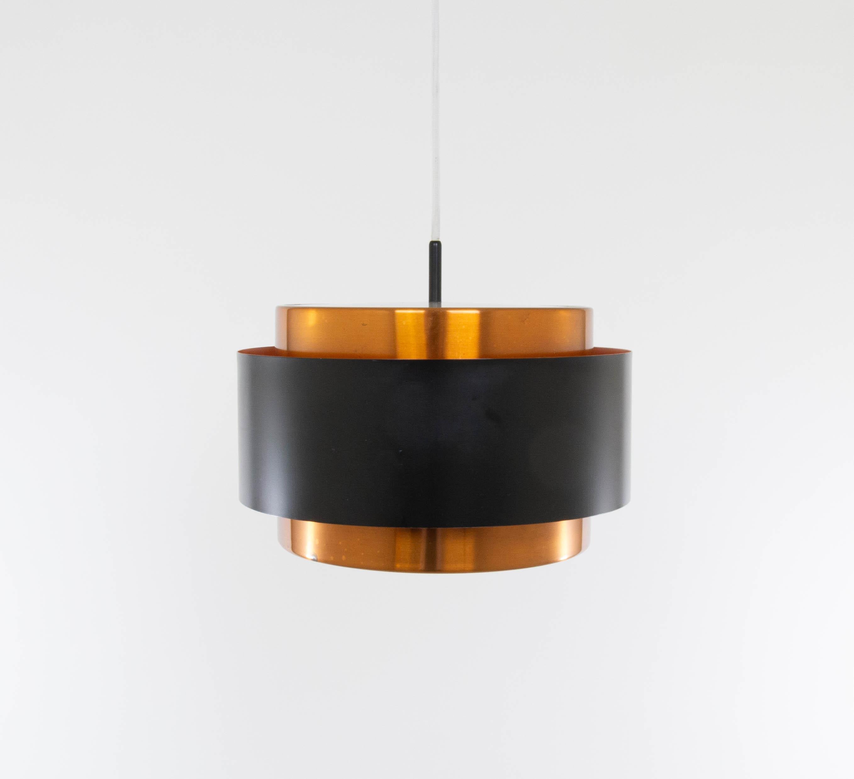 Saturn pendant, designed by Danish designer Jo Hammerborg and manufactured by Fog & Mørup.

The model is a structure of two concentric cylindrical copper bands that are held together by a black lacquered band. At the top and the bottom, the
