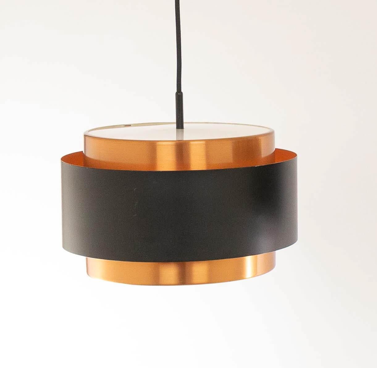 Suspension Saturn, conçue par le designer danois Jo Hammerborg et fabriquée par Fog & Mørup.

Le modèle est une structure composée de deux bandes cylindriques concentriques en cuivre qui sont maintenues ensemble par une bande laquée noire. En haut