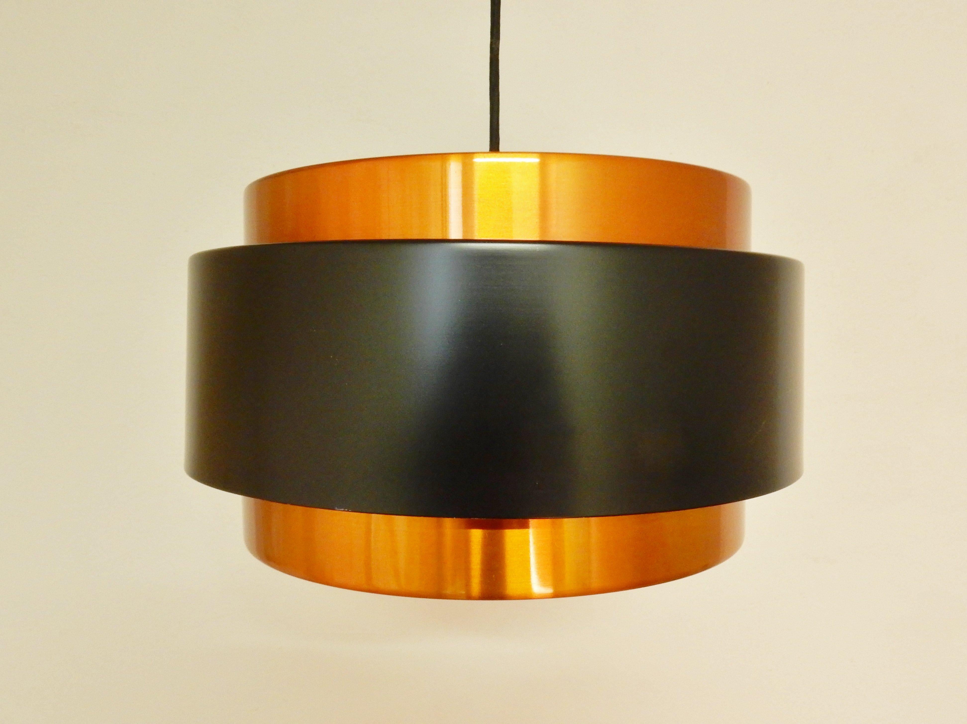 This pendant lamp in the style of the 'Saturn' light holds three E27 sockets.
This lamp is in a very good condition with a minor thing to the black ring.

The lights of Jo Hammerborg for F&M are iconic for Danish lighting design. A very warm light