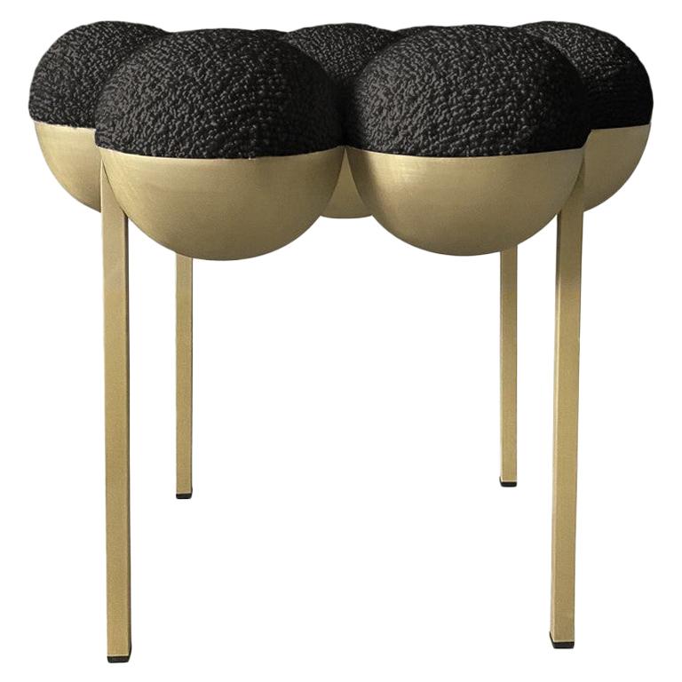 Pouf Saturno piccolo, moderno, scultoreo, struttura in ottone e lana boucle nera