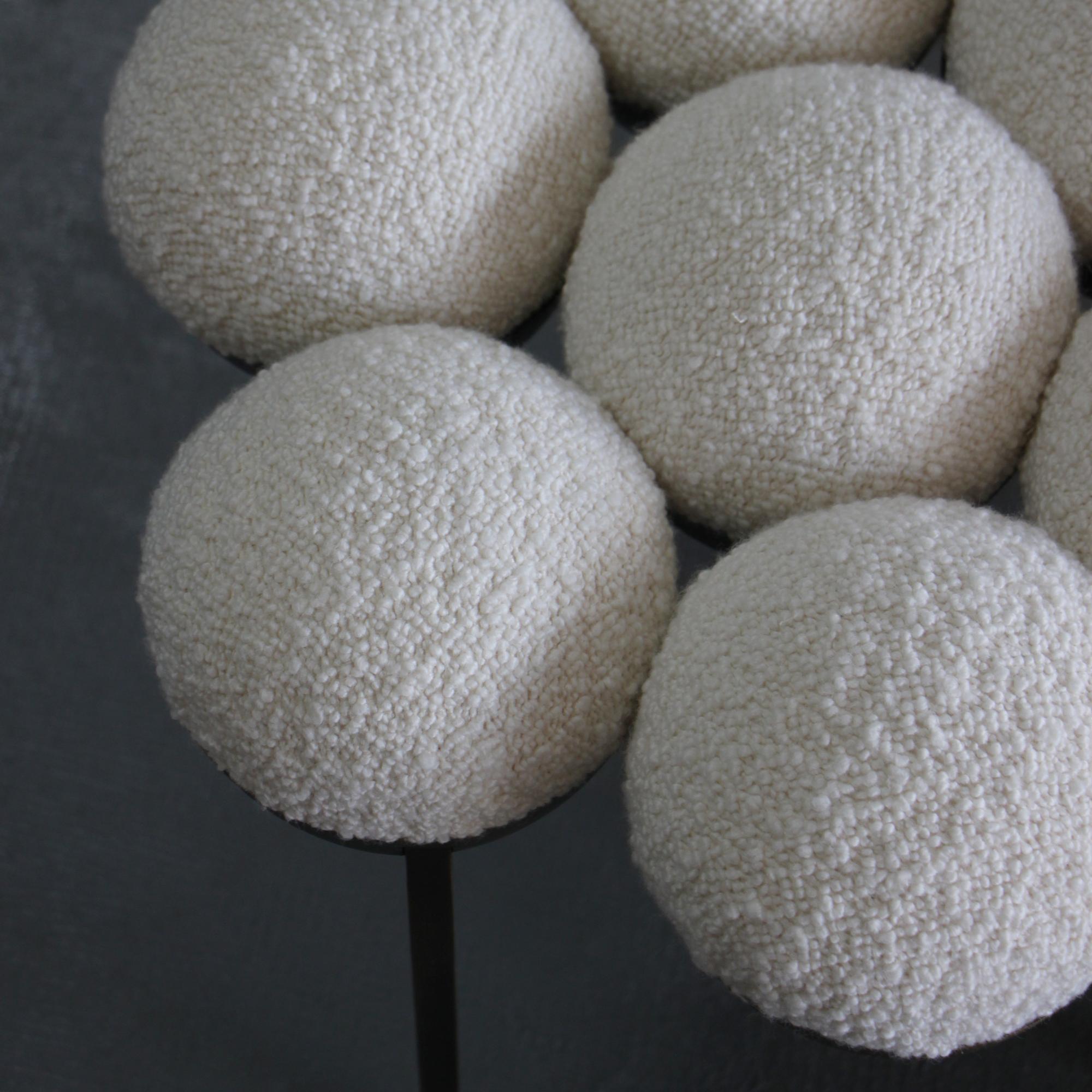 Saturn Pouffe Klein, Bronze Oxidierter Stahl Elfenbein Boucle, von Lara Bohinc auf Lager (Portugiesisch) im Angebot