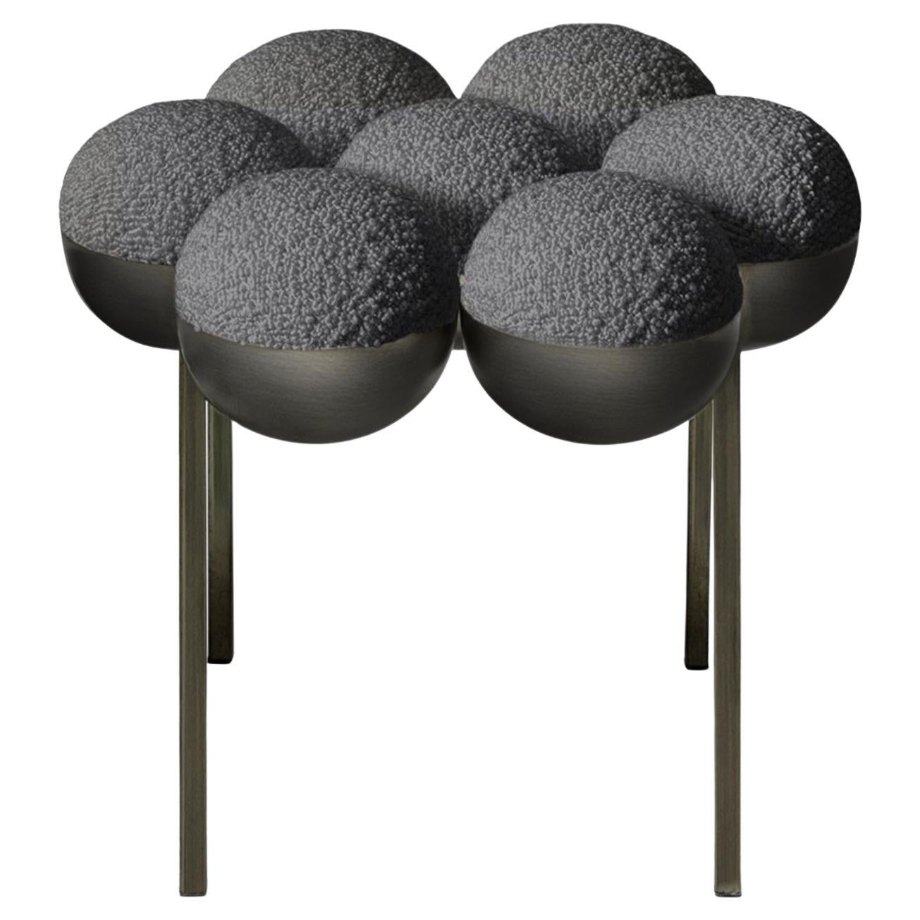 Petit pouf Saturn, cadre en acier oxydé bronze et assise bouclée grise de Lara Bohinc