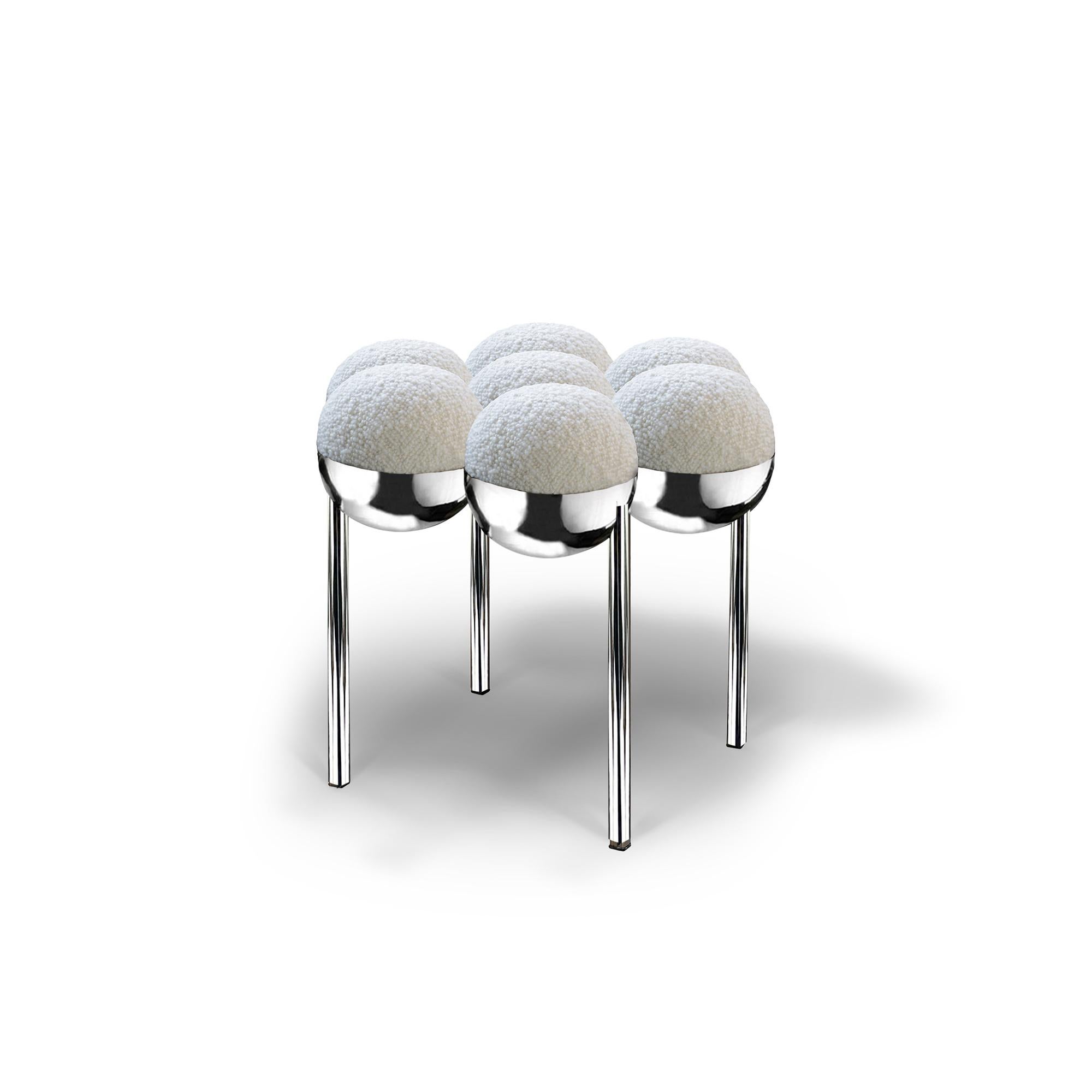 Der Saturn-Pouffe nutzt die geraffte Bilboquet-Sitzkonstruktion, um eine vereinfachte, aber dennoch unglaublich markante Form zu schaffen. Die 

Der Saturn-Pouffe nutzt die geraffte Bilboquet-Sitzkonstruktion, um eine vereinfachte, aber dennoch