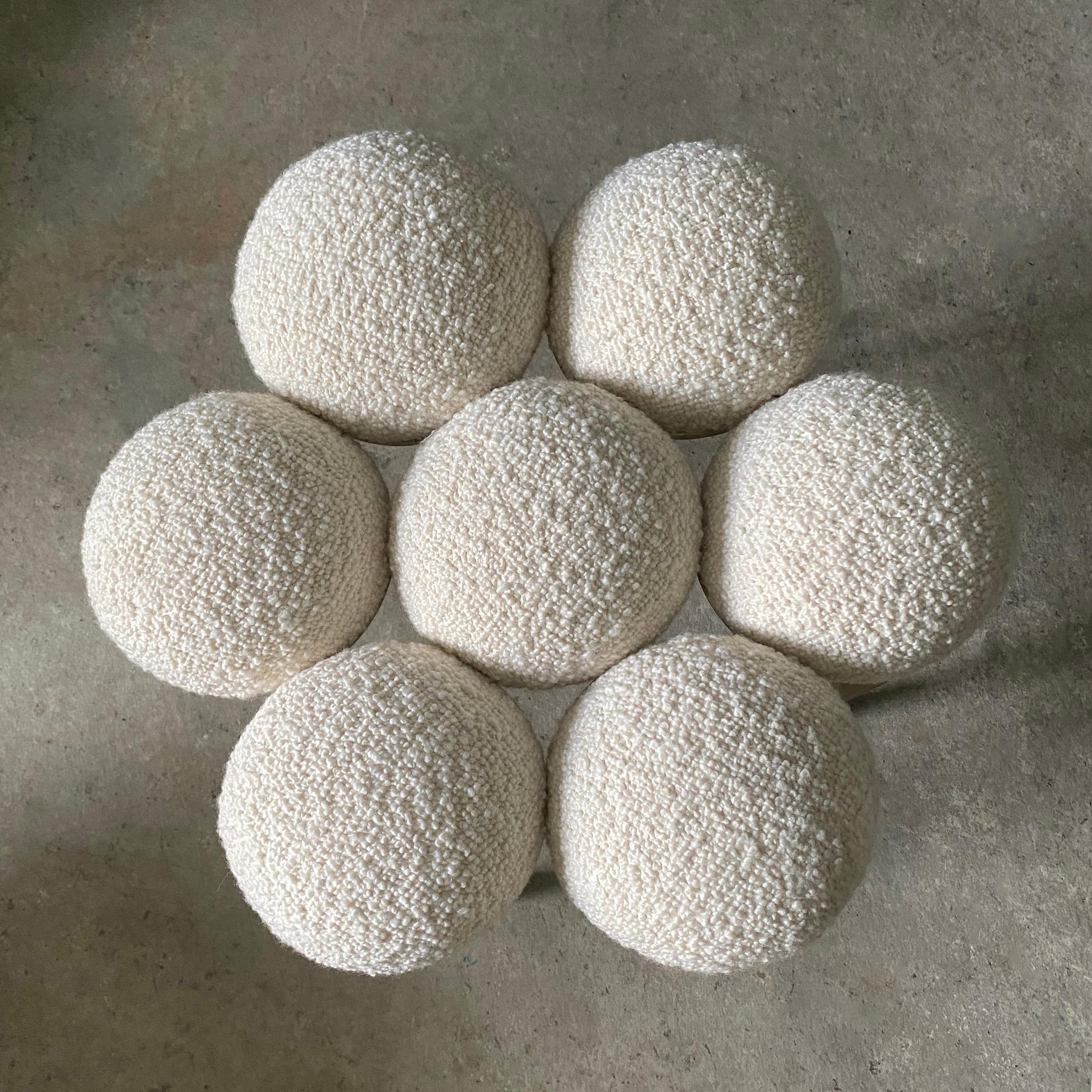 Saturn Pouffe klein, Ottomane, modern, skulptural, Chromgestell und elfenbeinfarbener Bouclé (Moderne) im Angebot