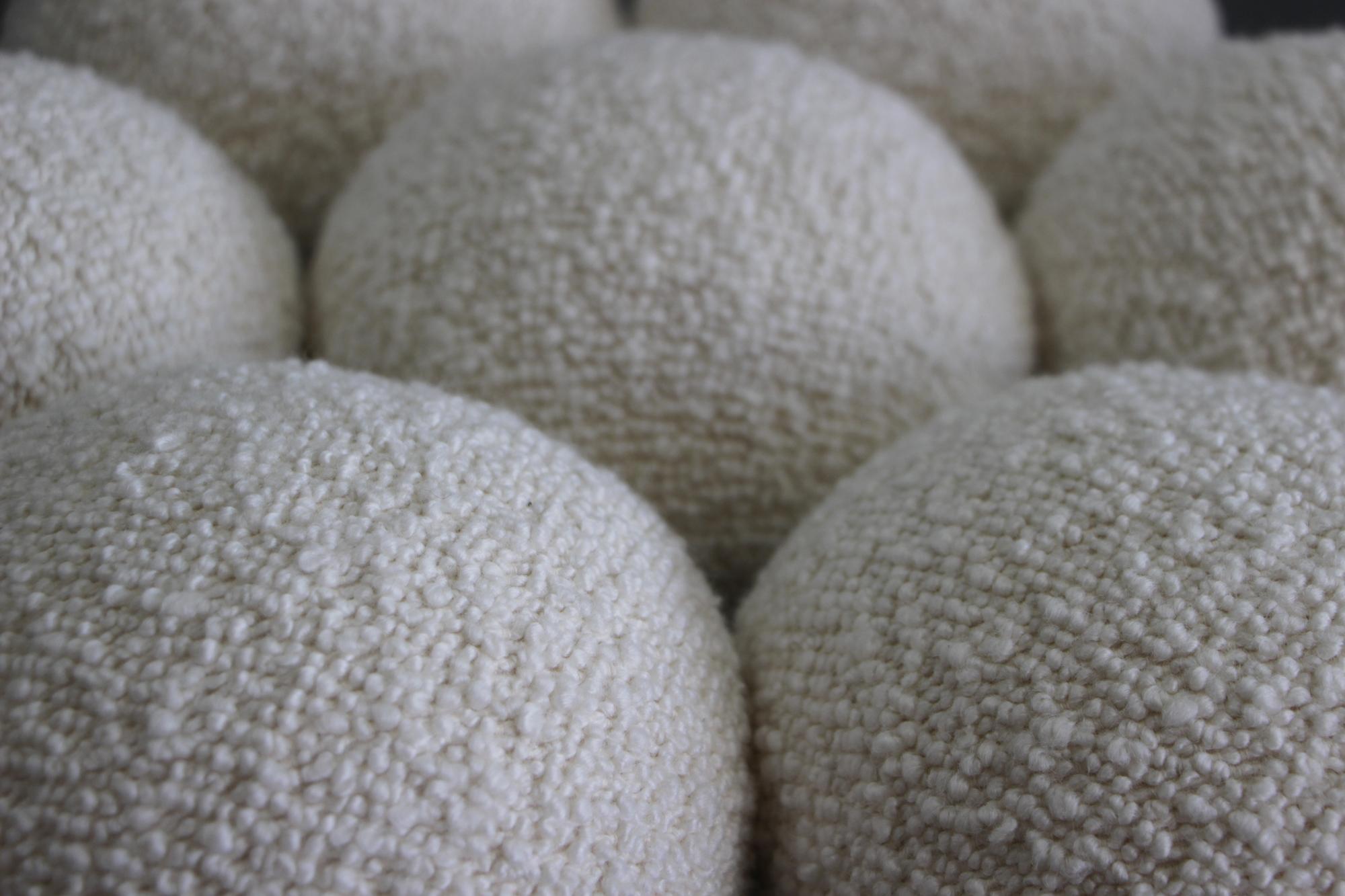 Saturn Pouffe klein, Ottomane, modern, skulptural, Chromgestell und elfenbeinfarbener Bouclé (Portugiesisch) im Angebot