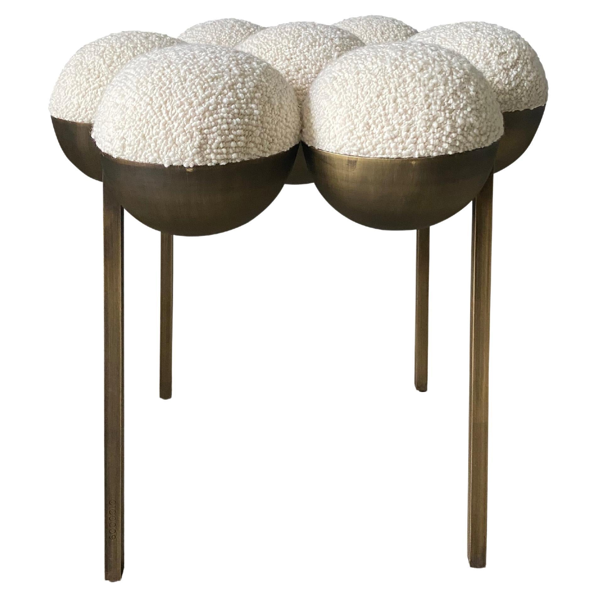 Saturn Pouffe Klein, Ottomane, Oxidiertes Messing, Creme Boucle, Modern, Skulptural