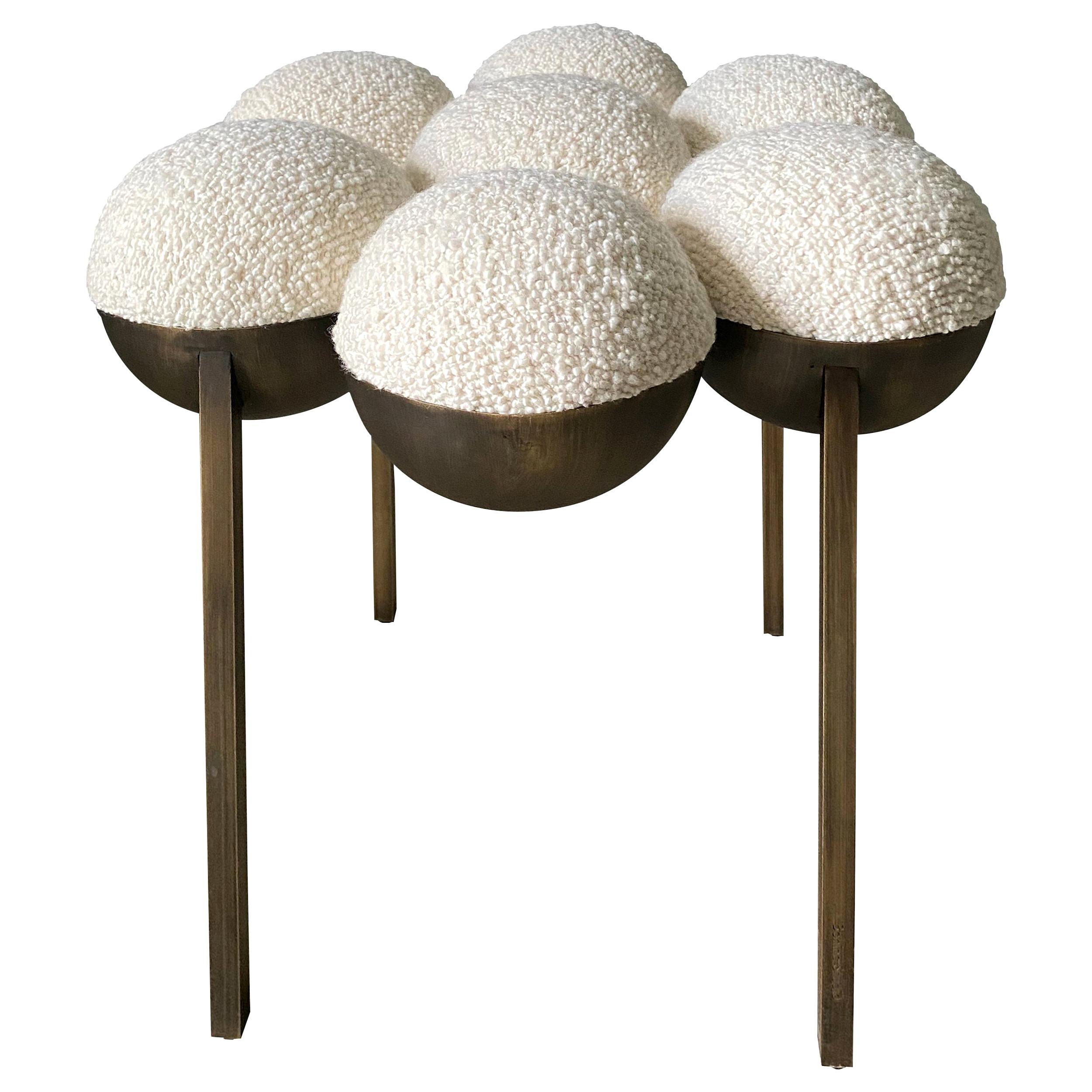 Le pouf Saturn utilise la construction du siège en bilboquet rassemblé, pour créer une forme plus simplifiée mais toujours incroyablement distinctive. L'assise somptueusement ondulée séduit instantanément par son confort rembourré invitant, tandis