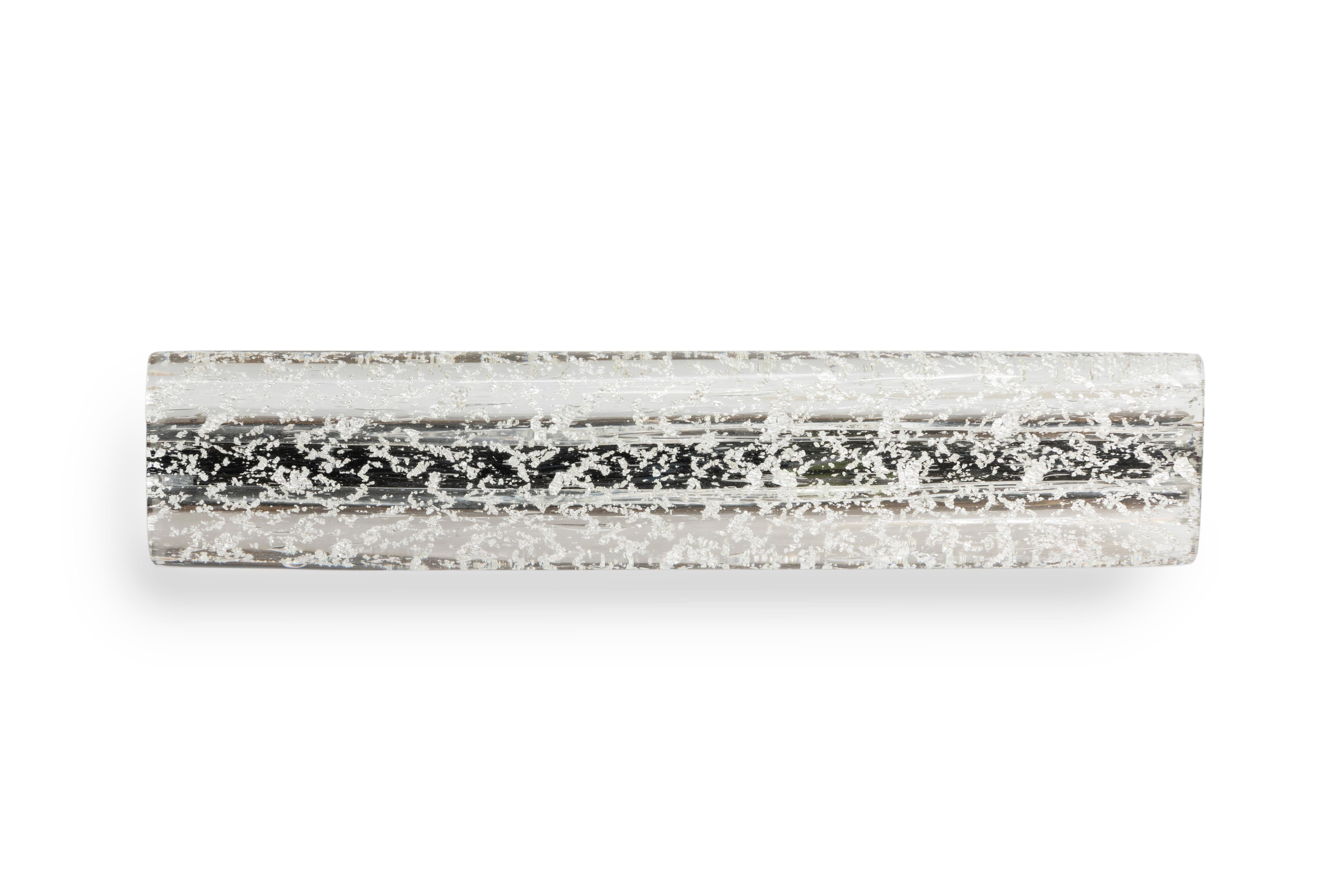 La tirette Saturn est une tirette en verre élancée qui utilise la technique Sommerso en couches. La tirette convient à une large gamme d'applications intérieures, y compris les armoires, la menuiserie spécialisée, les placards et les