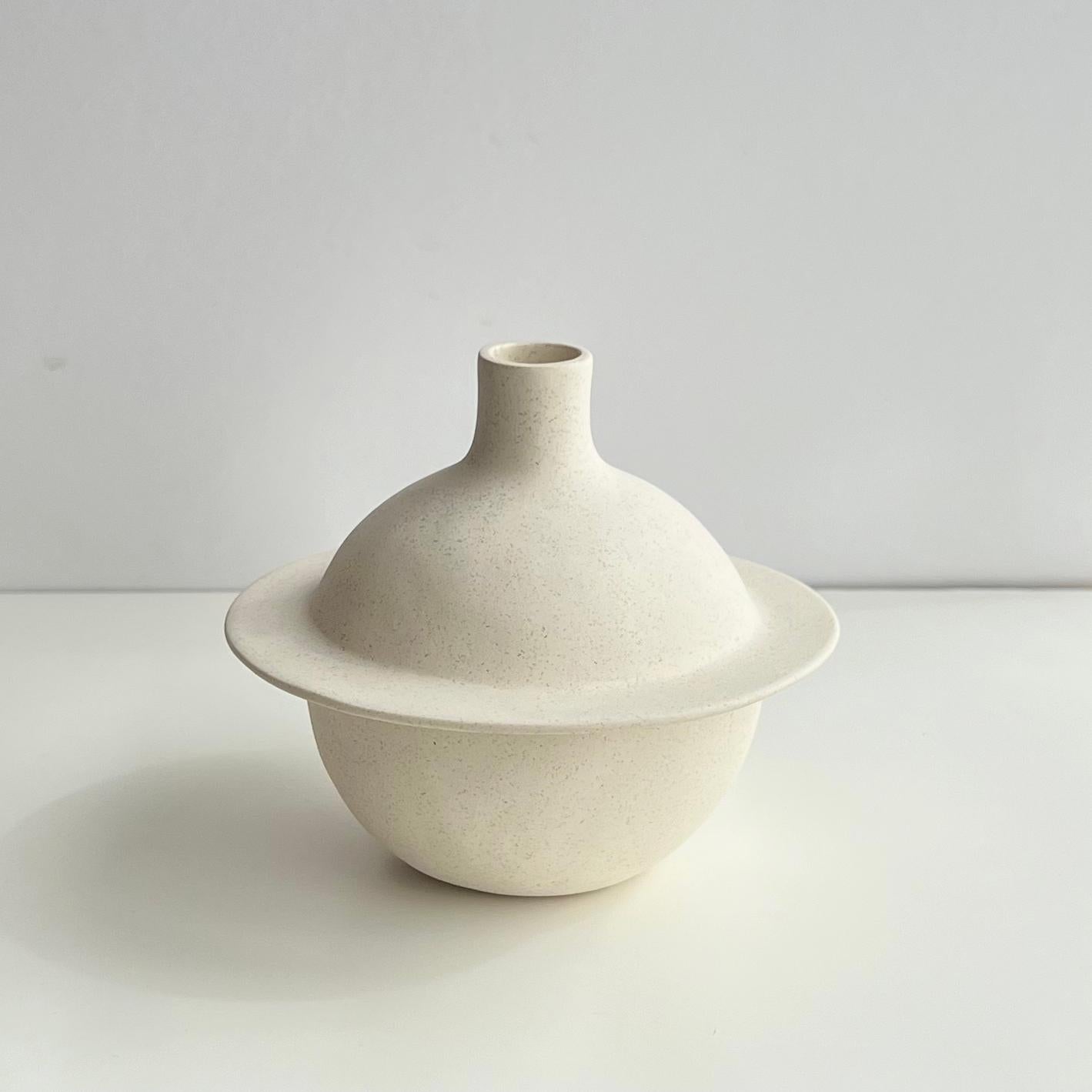Vaso scultoreo Saturn di Karin Amdal
Unico nel suo genere.
Dimensioni: D. 17 x L. 17 x H. 14 cm.
Materiali: Ceramica/argilla di gres.

I pezzi sono fatti a mano, unici nel loro genere, e le dimensioni possono variare leggermente. Può essere