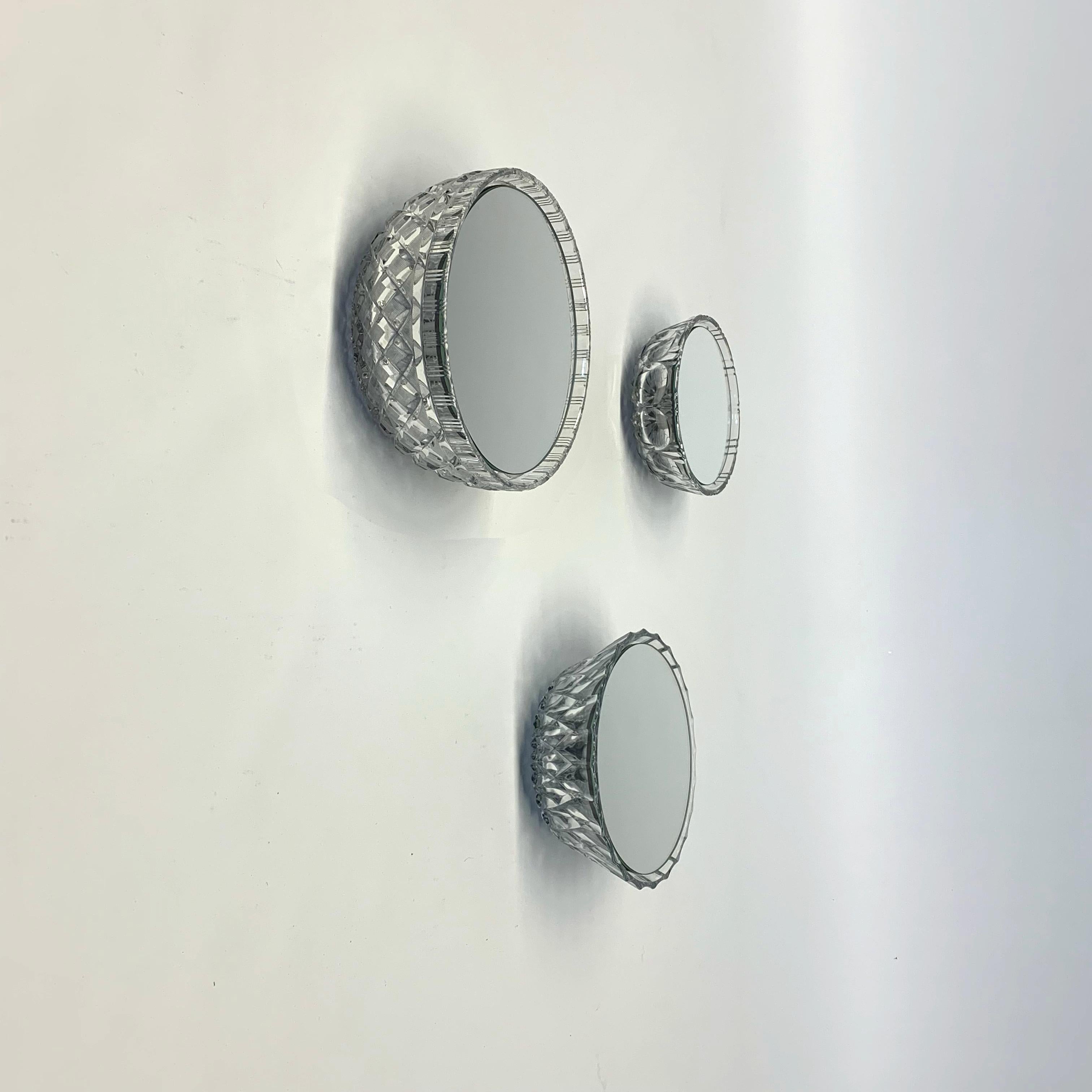 Wall mirrors - Saturn, made of vintage glass bowls:
Floating glass bowls and mirrors - invisible construction
The vintage glass bowl is easily and securely attached to the wall. A hole was drilled in the glass bowl and a metal sleeve was inserted.