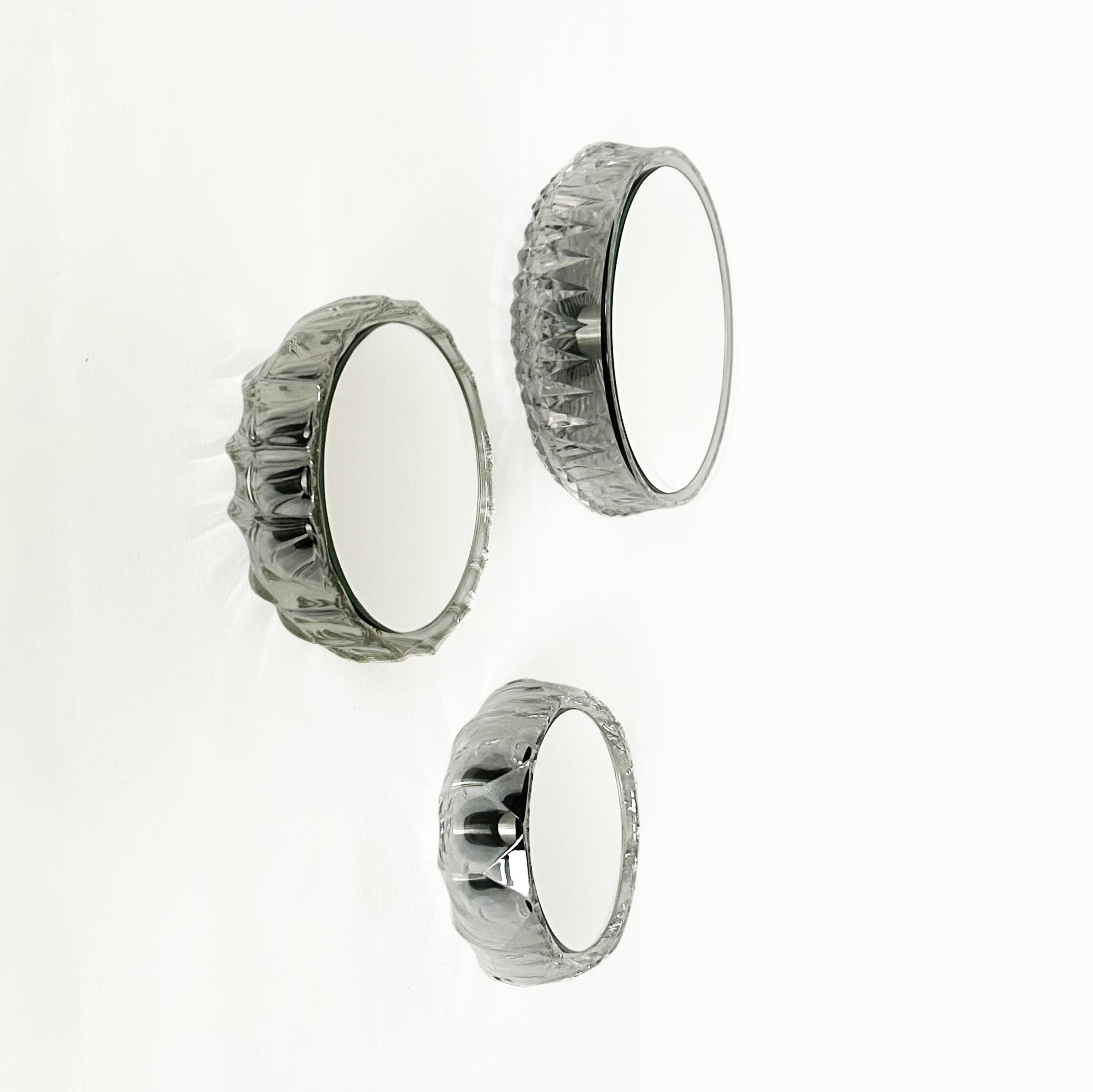 Wall mirrors - Saturn, made of vintage glass bowls:
Floating glass bowls and mirrors - invisible construction
The vintage glass bowl is easily and securely attached to the wall. A hole was drilled in the glass bowl and a metal sleeve was inserted.