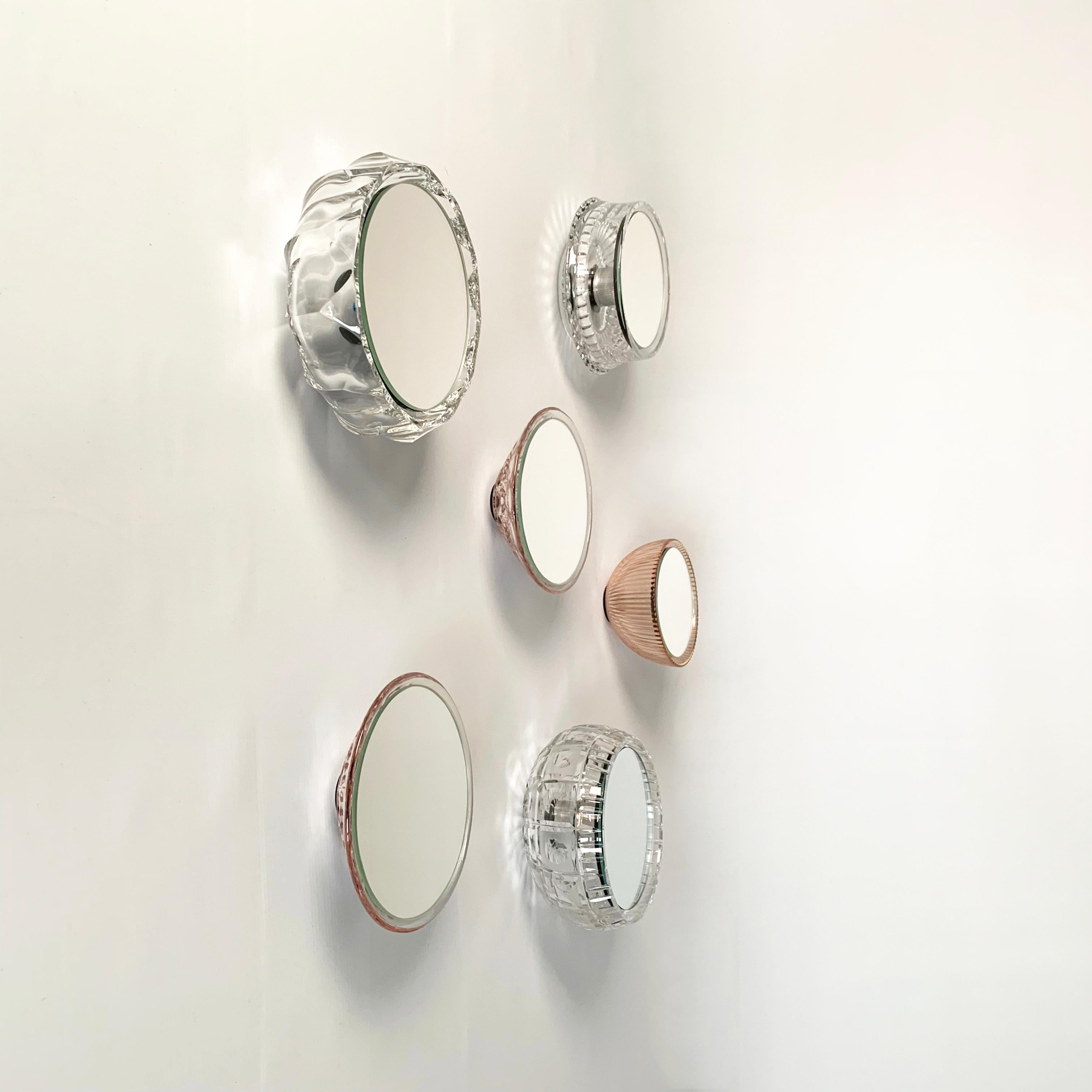 Wall mirrors - Saturn, made of vintage glass bowls:
Floating glass bowls and mirrors - invisible construction
The vintage glass bowl is easily and securely attached to the wall. A hole was drilled in the glass bowl and a metal sleeve was inserted.