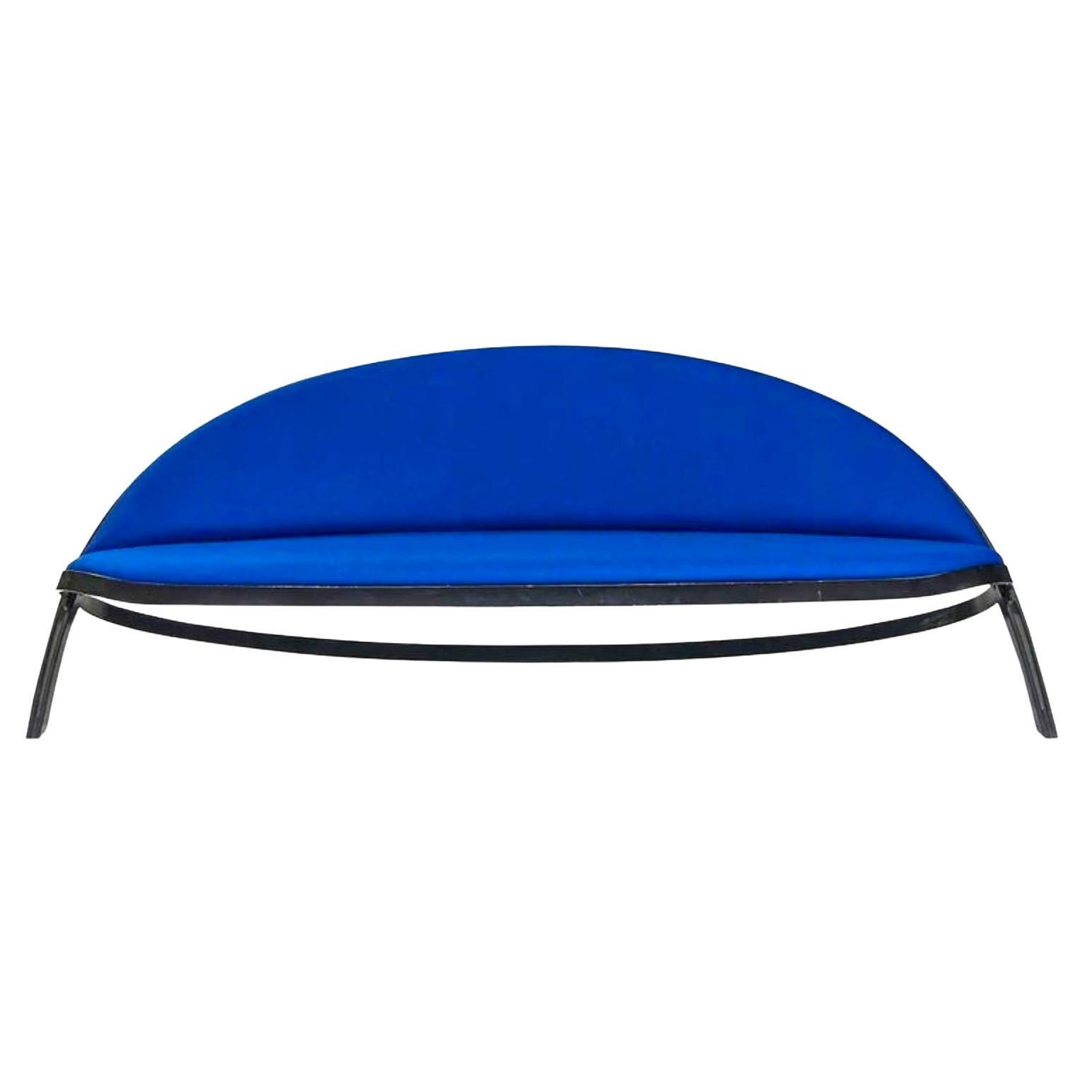 Sofa Saturn (Saturno) von Gaston Rinaldi für RIMA, Italien, 1957, kürzlich neu gepolstert in luxuriösem Maharam Divina Melange Blue.  Die Scalamandre Tigre Kissen auf dem Hauptfoto dienen nur zur Veranschaulichung und sind NICHT im Lieferumfang des