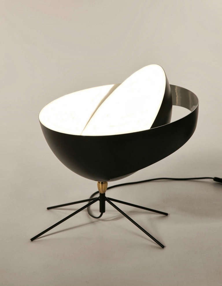 Taking the planet as inspiration, this desk lamp is a unique source of light, comparable to an eclipse. At the time, it was a revolutionary piece of metal work. Mounted on a brass swivel, with four slender yet very stable legs. A timeless lamp that