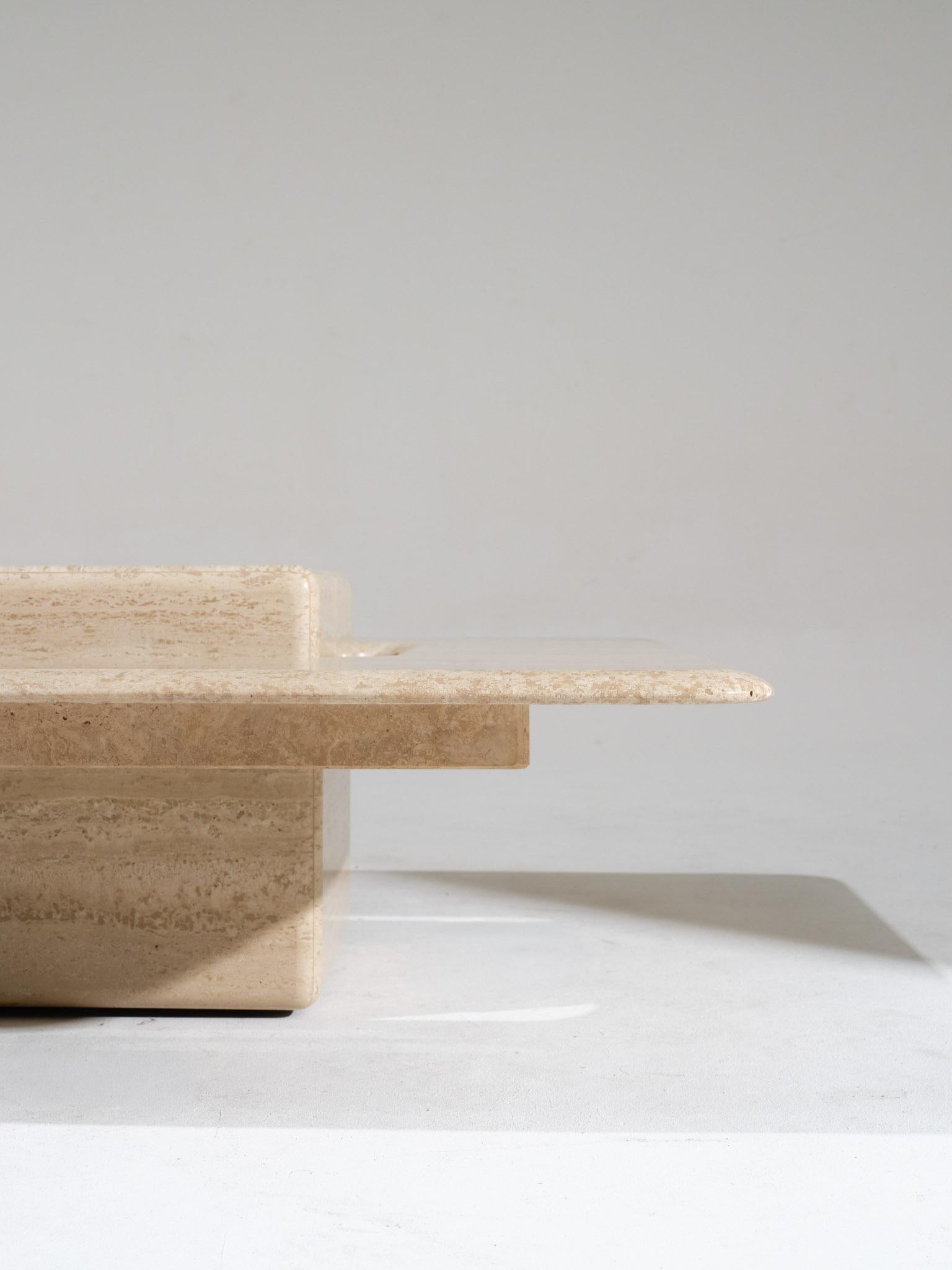 Square travertine coffee table, Saturn model, 1980s. Geometric structure consisting of a square top resting on a solid central base. Good overall condition. DV5005
