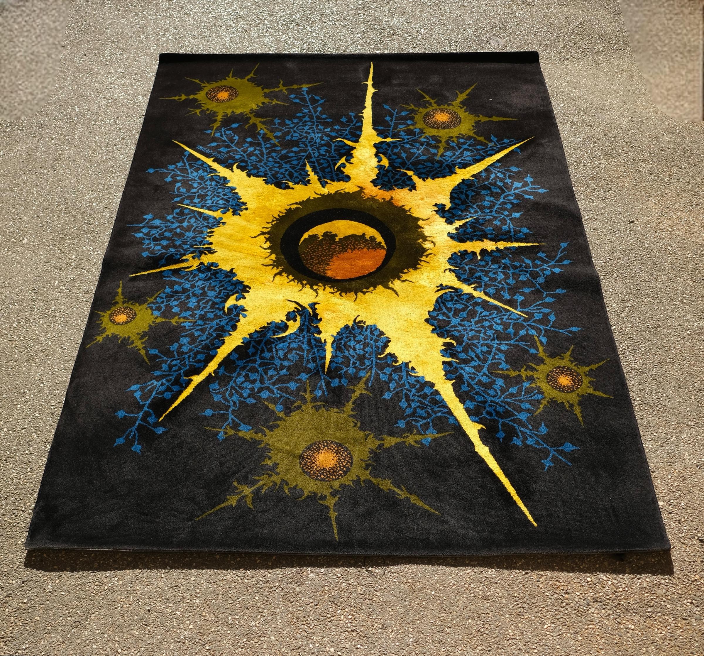 Preciosa y gran alfombra de lana, diseñada por Marc Petit, uno de los pintores y cartonistas más famosos del siglo XX.
Se llama Saturne y representa un hermoso rayo de sol con motivos de flores y planetas.
Se ha tejido a mano en la famosa
